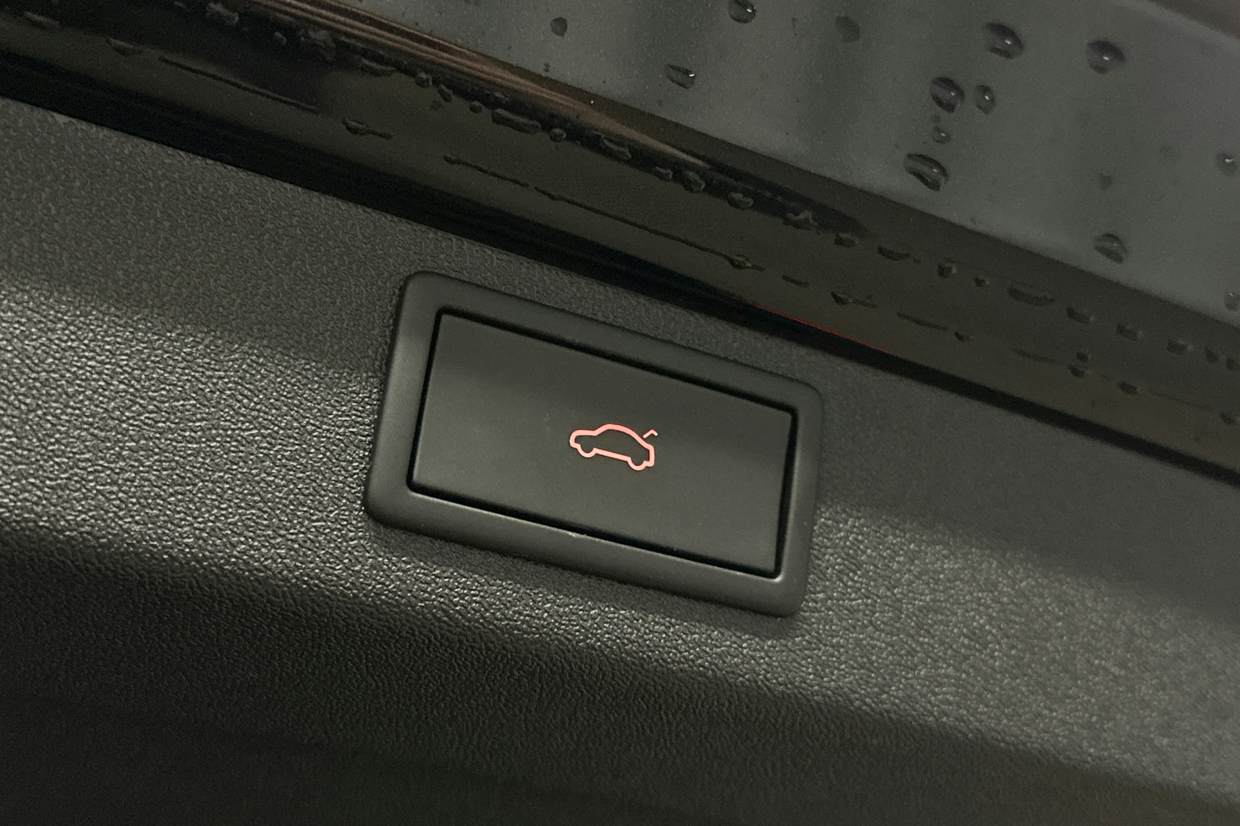 musta Skoda Enyaq 2022 kuva 15.