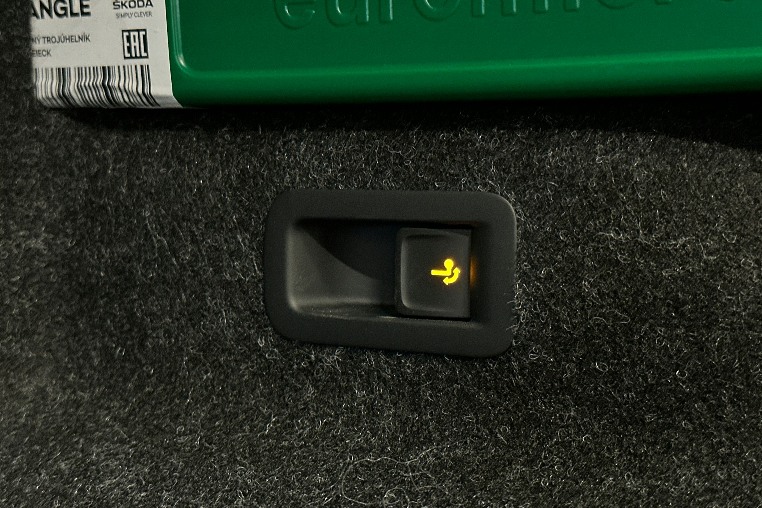 musta Skoda Enyaq 2022 kuva 16.