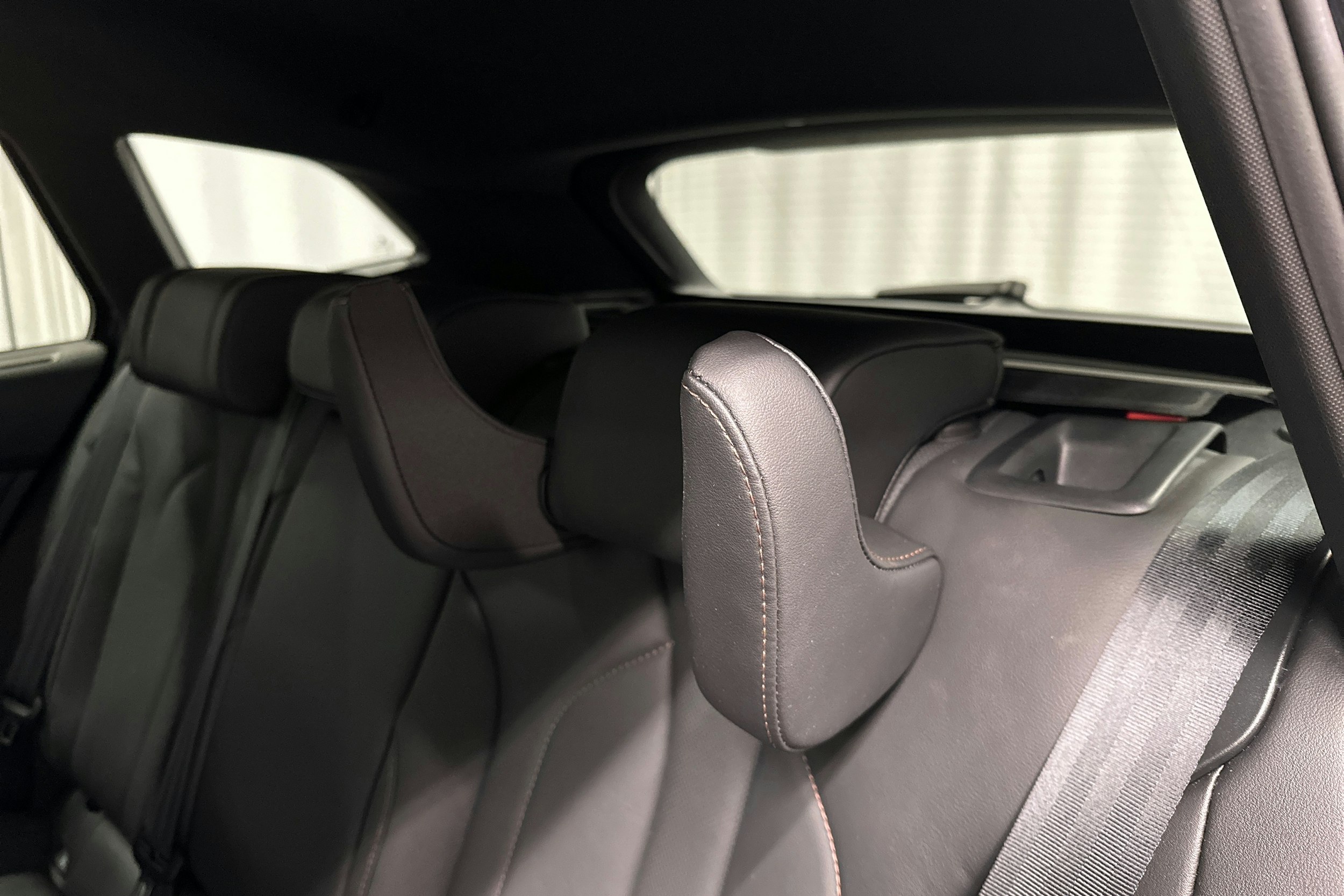 musta Skoda Enyaq 2022 kuva 17.