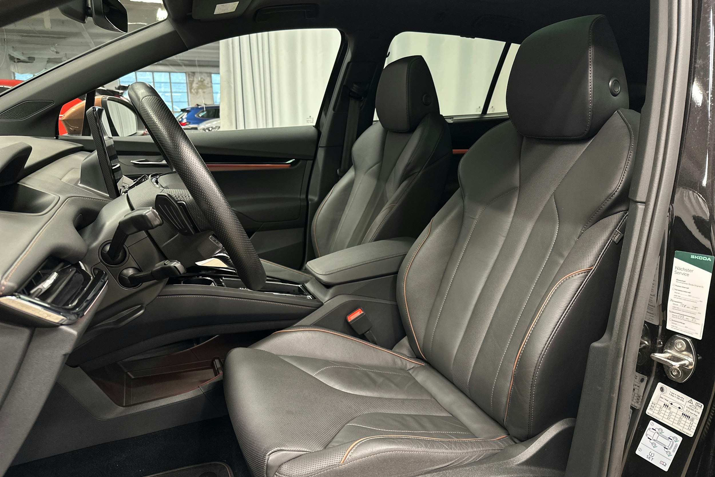 musta Skoda Enyaq 2022 kuva 19.