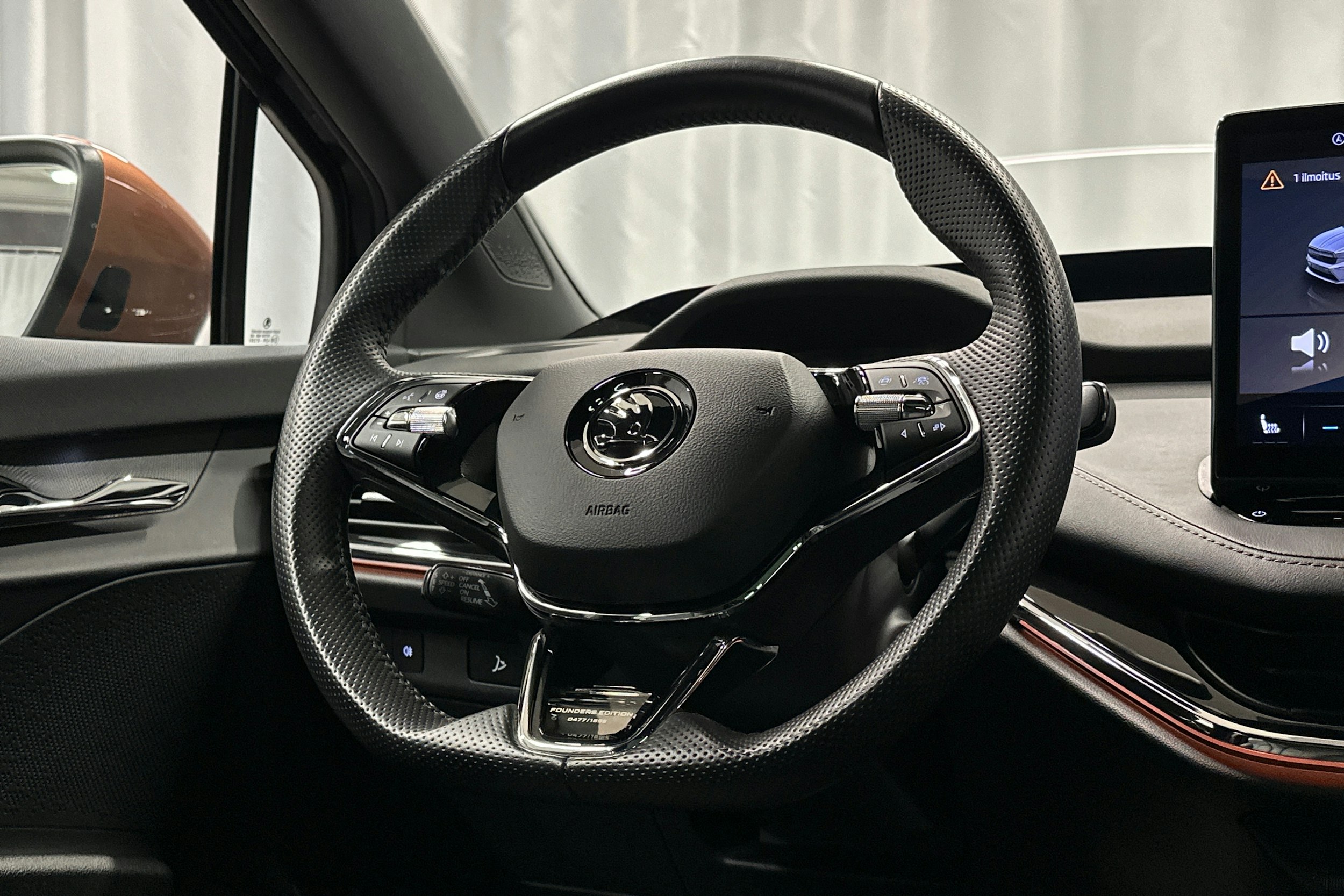 musta Skoda Enyaq 2022 kuva 22.