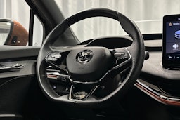 musta Skoda Enyaq 2022 kuva 22.