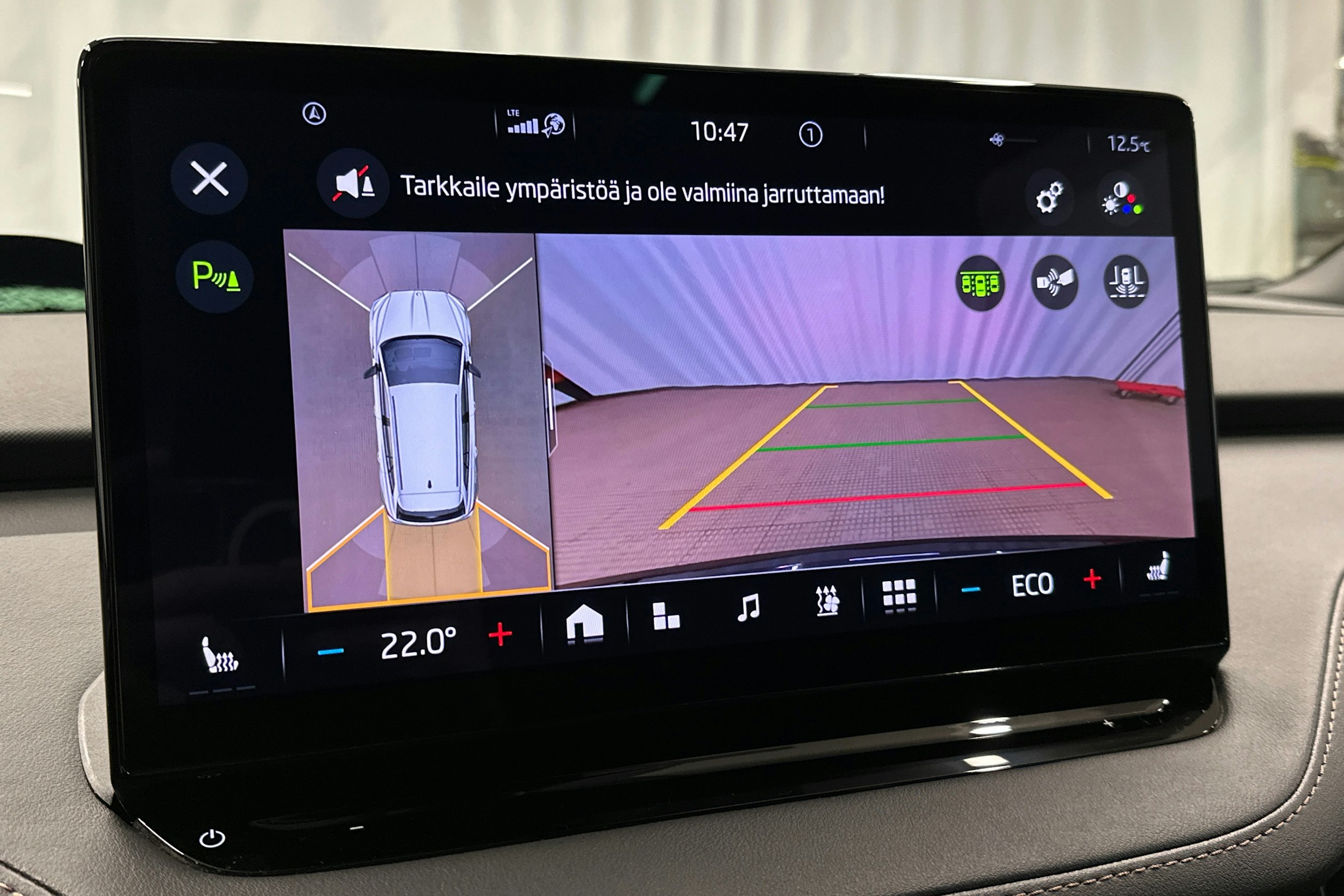 musta Skoda Enyaq 2022 kuva 34.