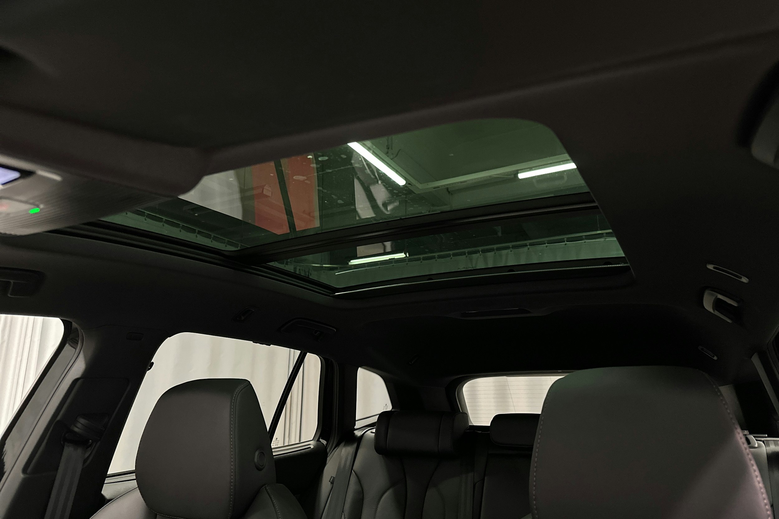 musta Skoda Enyaq 2022 kuva 37.