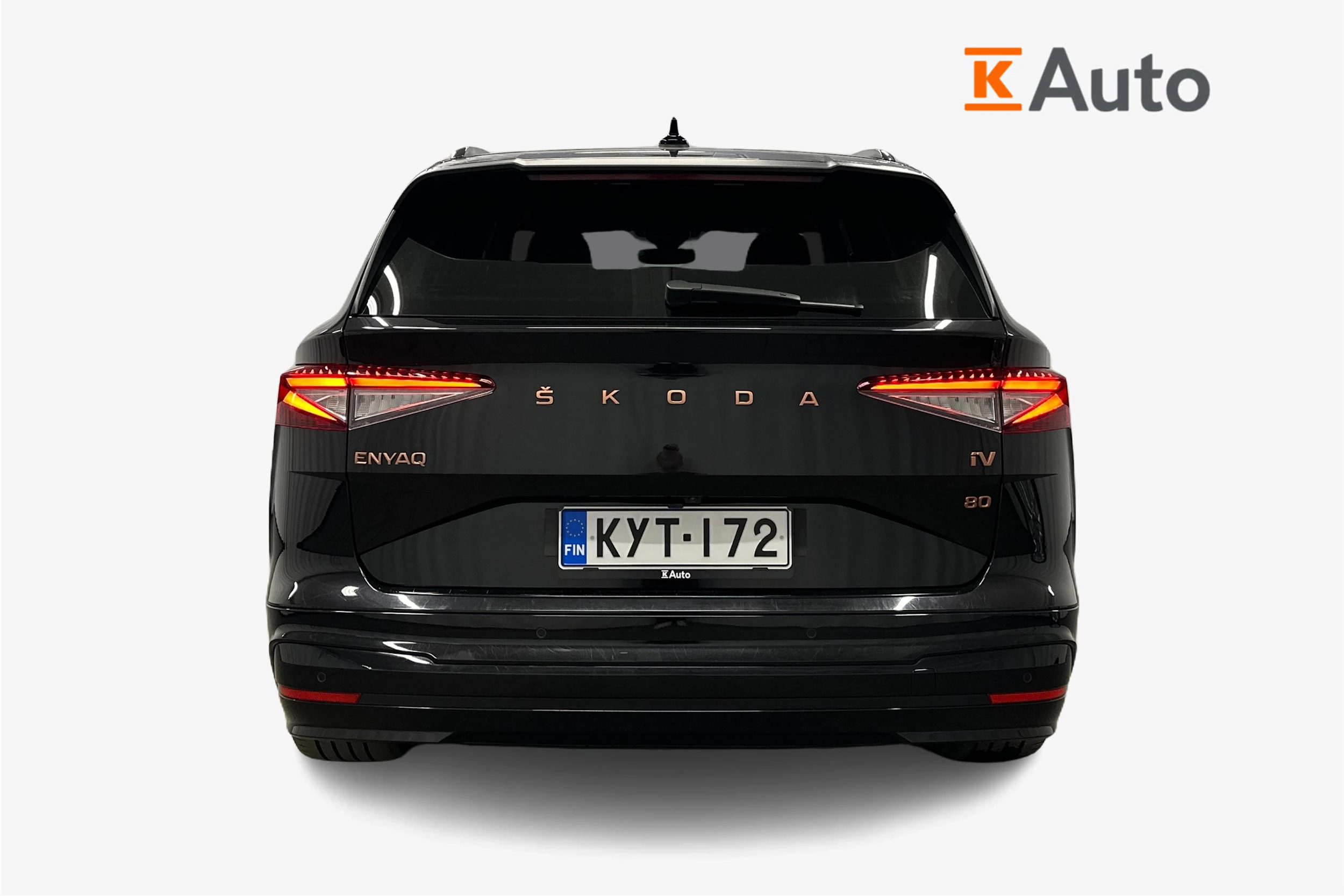 musta Skoda Enyaq 2022 kuva 3.
