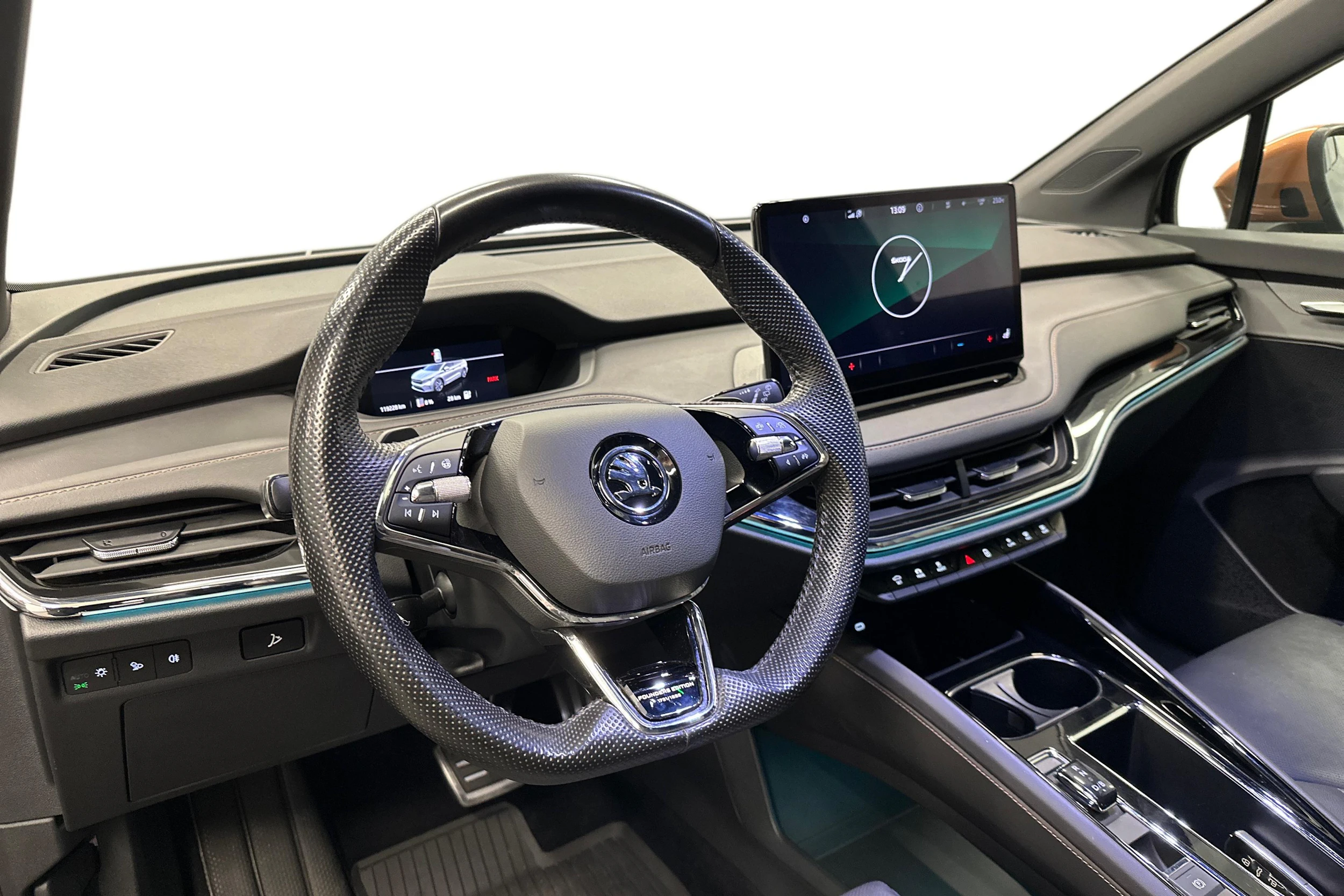 musta Skoda Enyaq 2022 kuva 6.