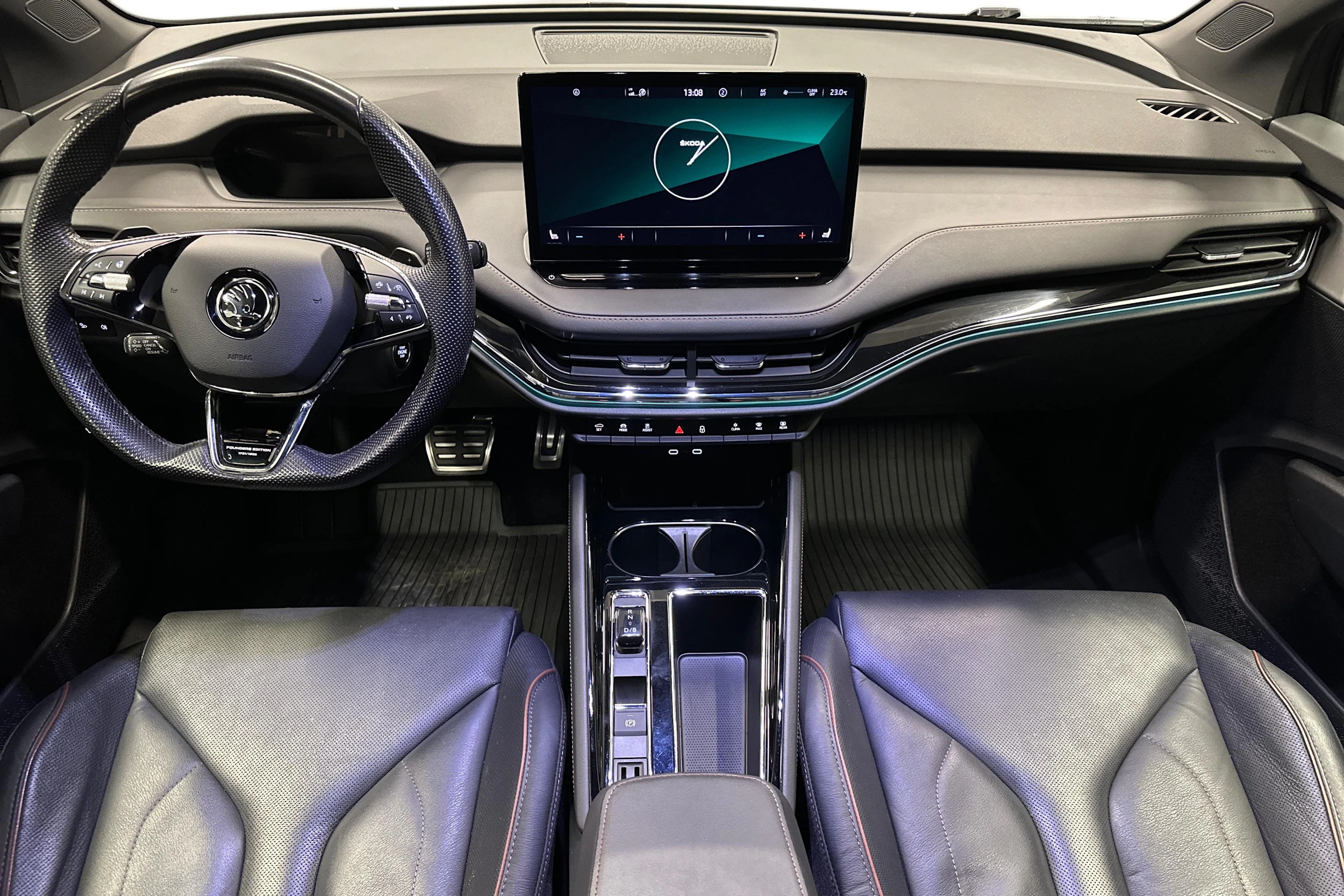 musta Skoda Enyaq 2022 kuva 7.