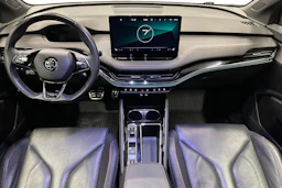 musta Skoda Enyaq 2022 kuva 7.