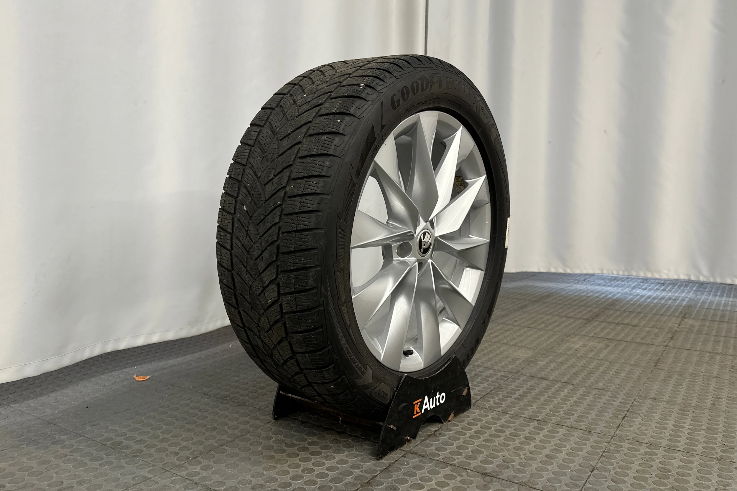 musta Skoda Enyaq 2022 kuva 10.