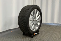 musta Skoda Enyaq 2022 kuva 10.