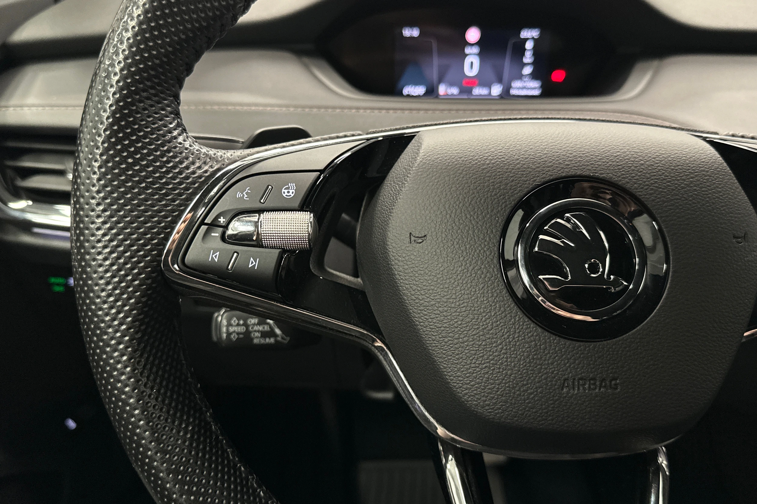 musta Skoda Enyaq 2022 kuva 11.