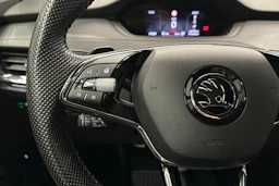 musta Skoda Enyaq 2022 kuva 11.