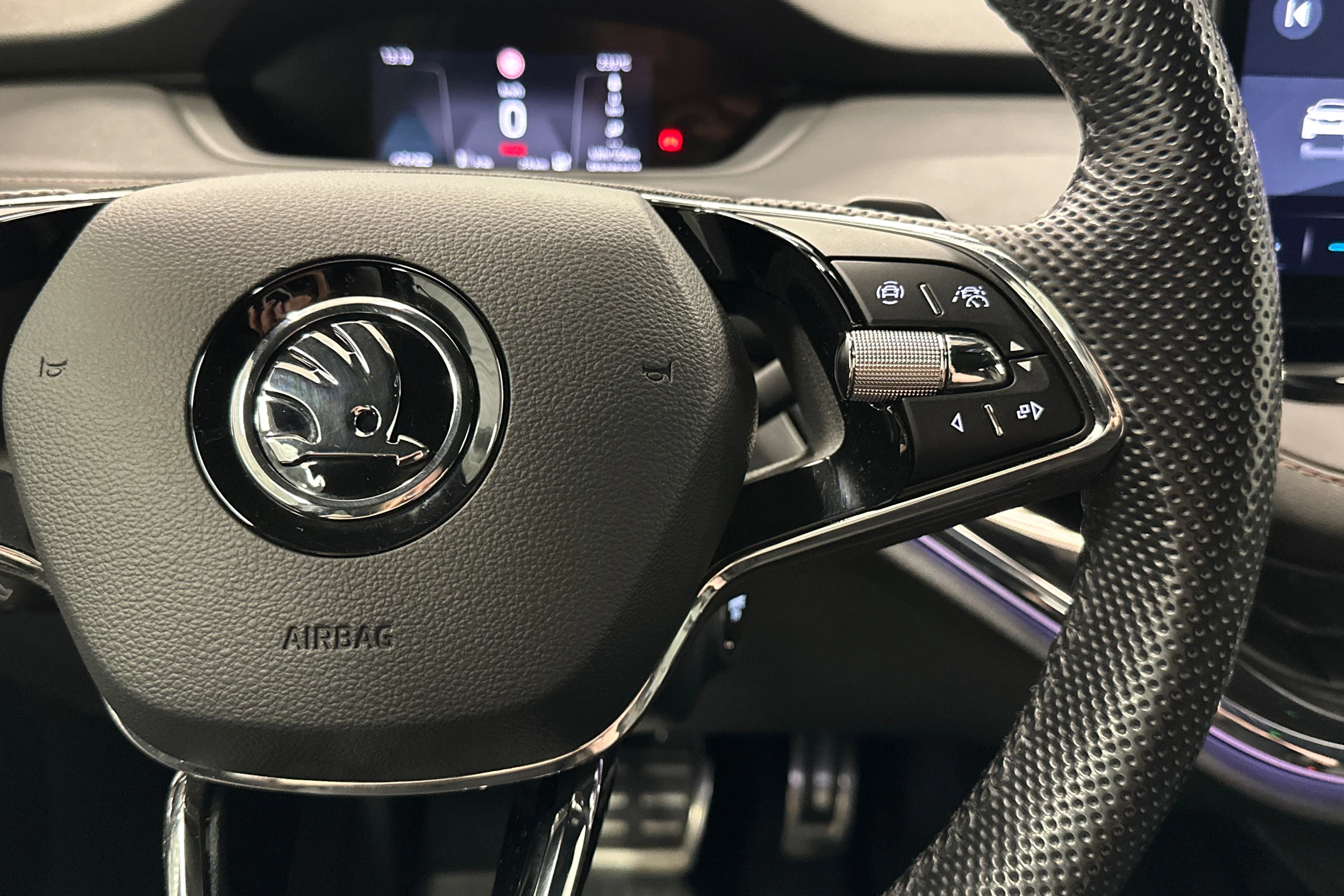 musta Skoda Enyaq 2022 kuva 12.