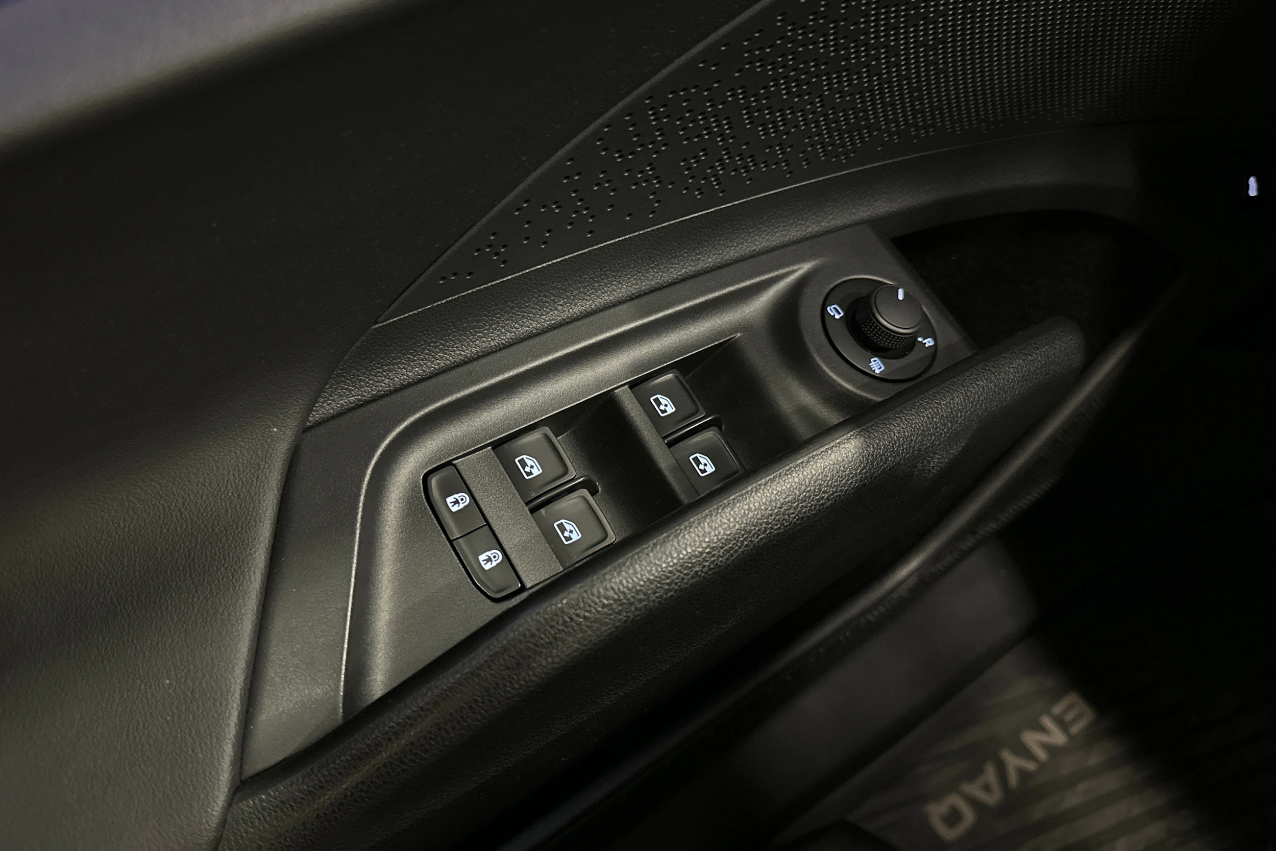 musta Skoda Enyaq 2022 kuva 15.