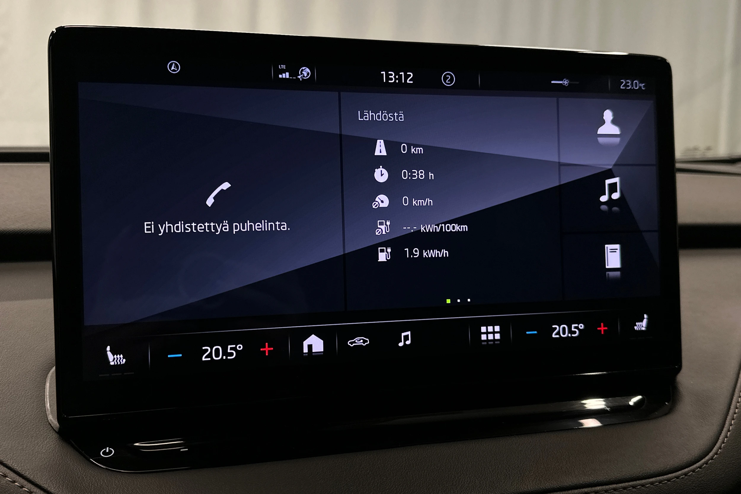 musta Skoda Enyaq 2022 kuva 17.