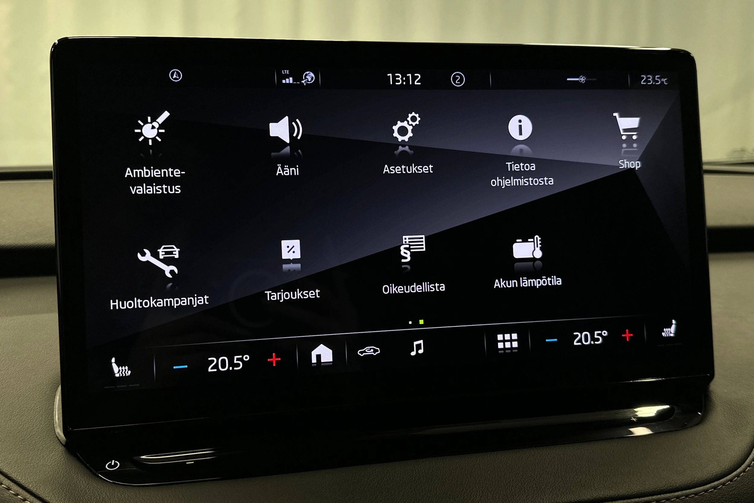musta Skoda Enyaq 2022 kuva 19.