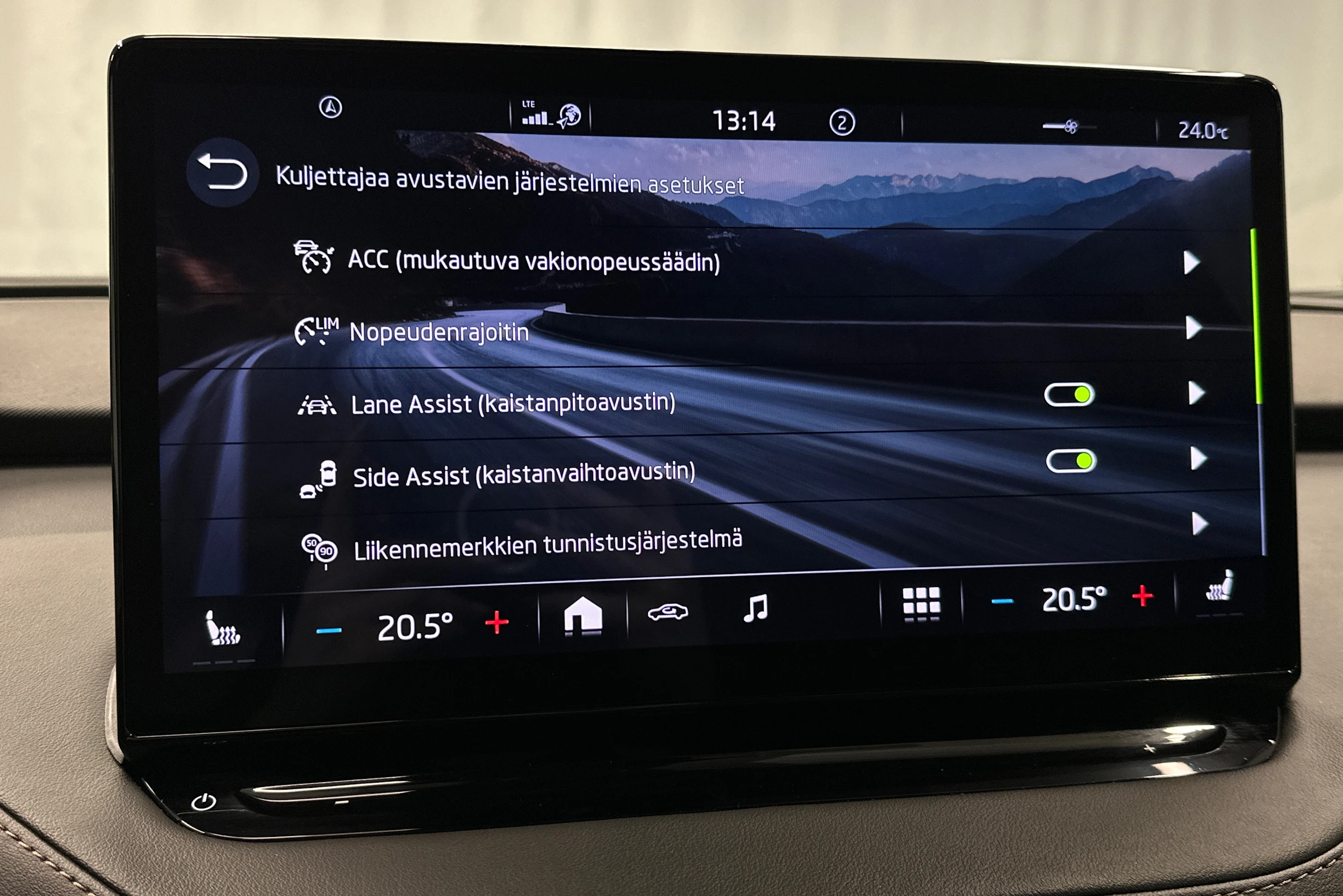 musta Skoda Enyaq 2022 kuva 26.