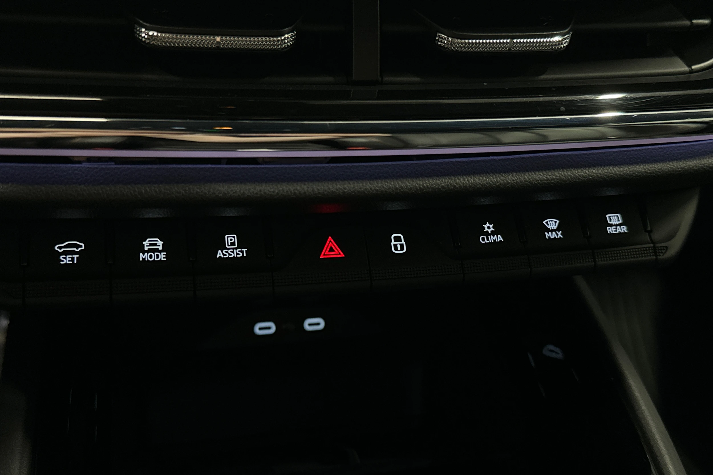musta Skoda Enyaq 2022 kuva 34.