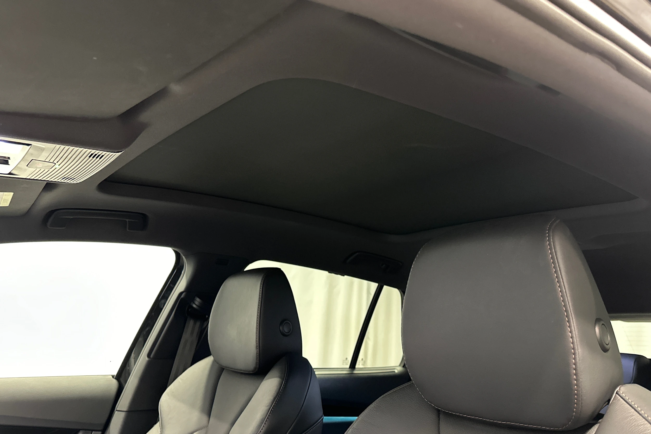 musta Skoda Enyaq 2022 kuva 37.
