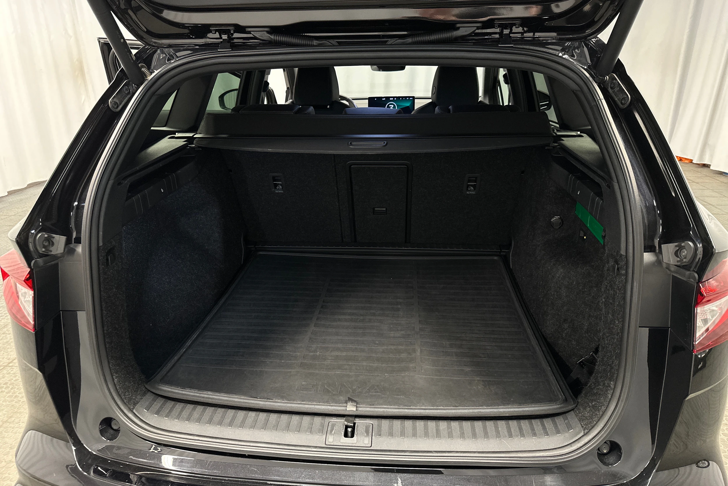musta Skoda Enyaq 2022 kuva 38.