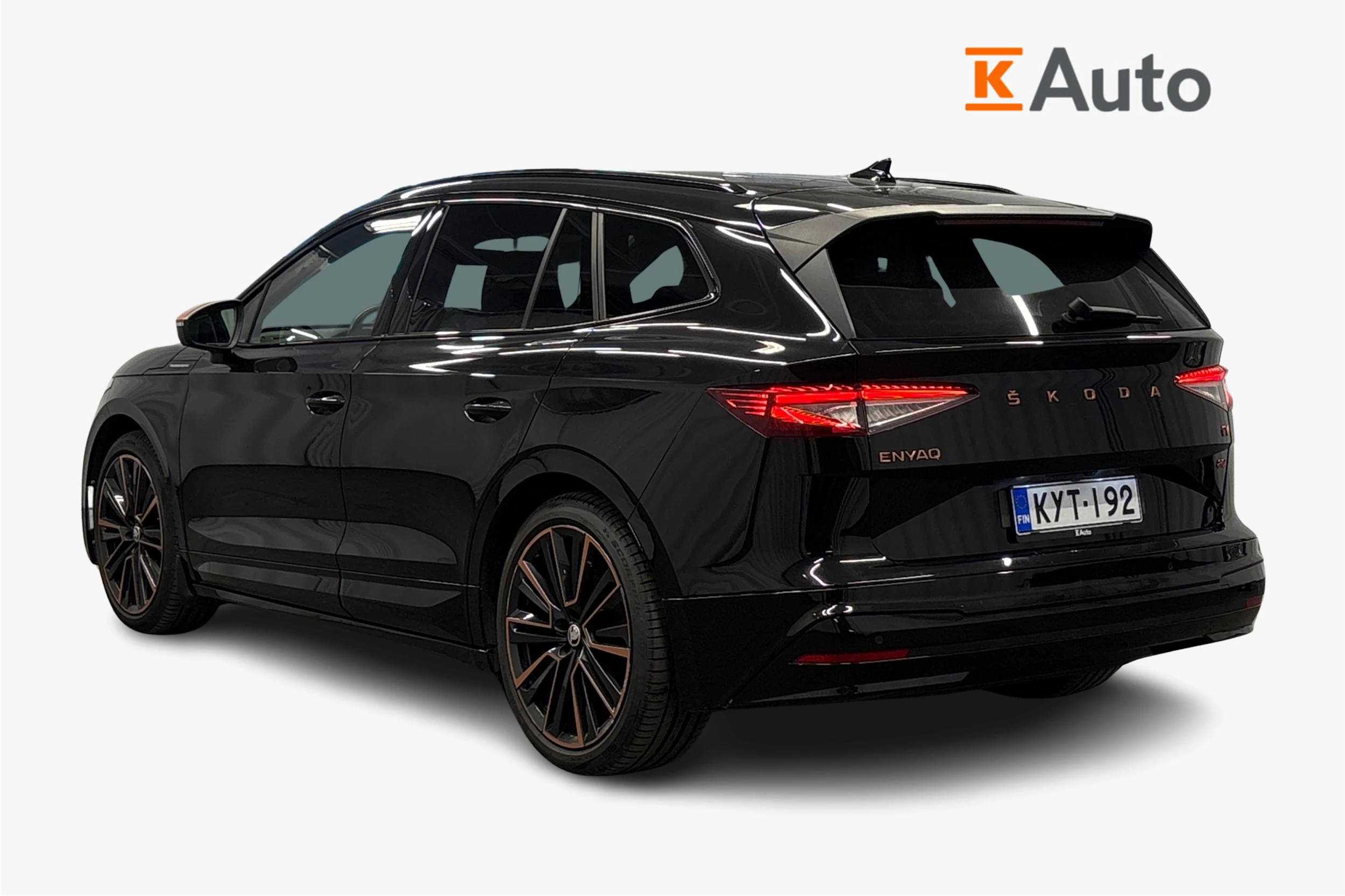 musta Skoda Enyaq 2022 kuva 2.