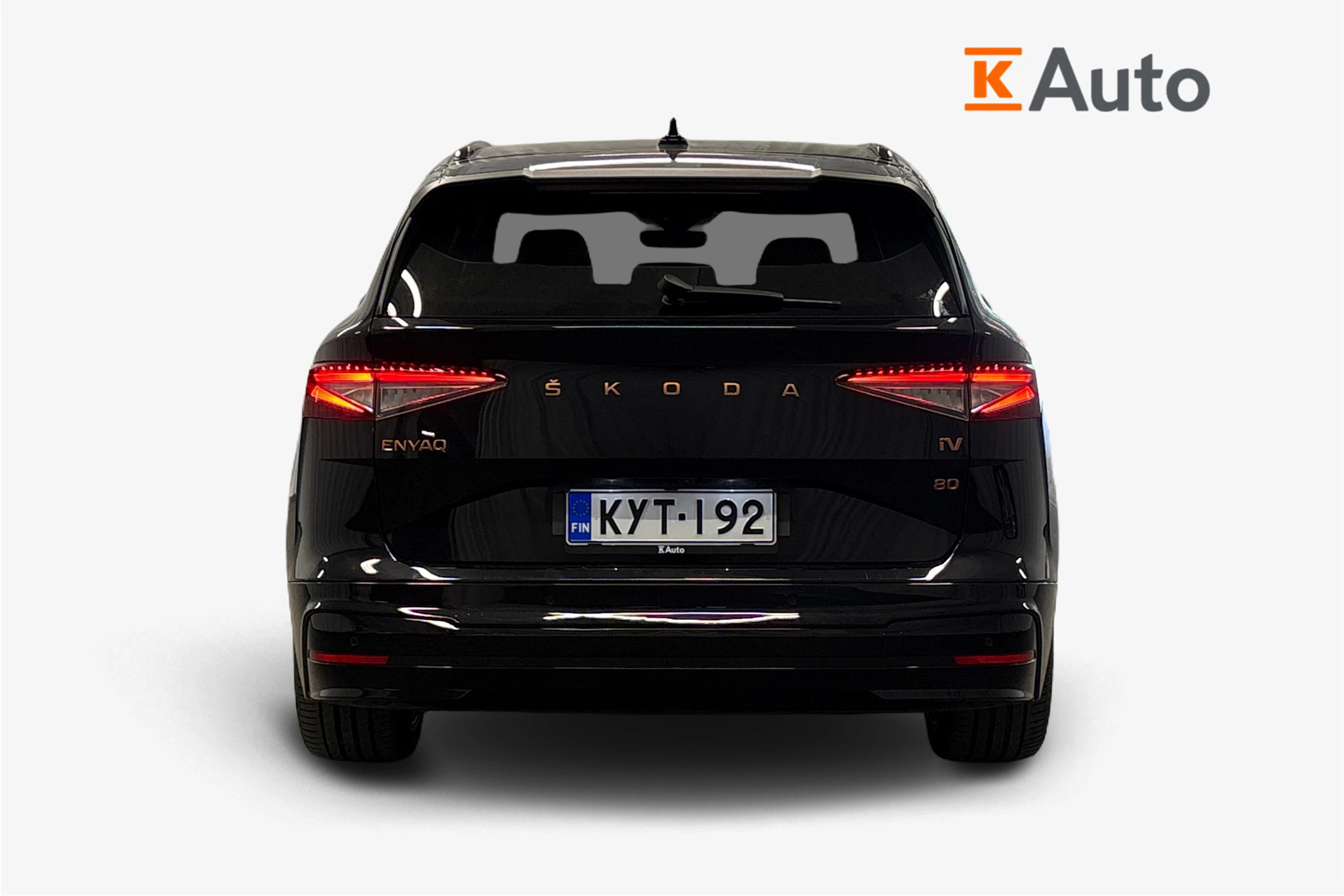 musta Skoda Enyaq 2022 kuva 3.