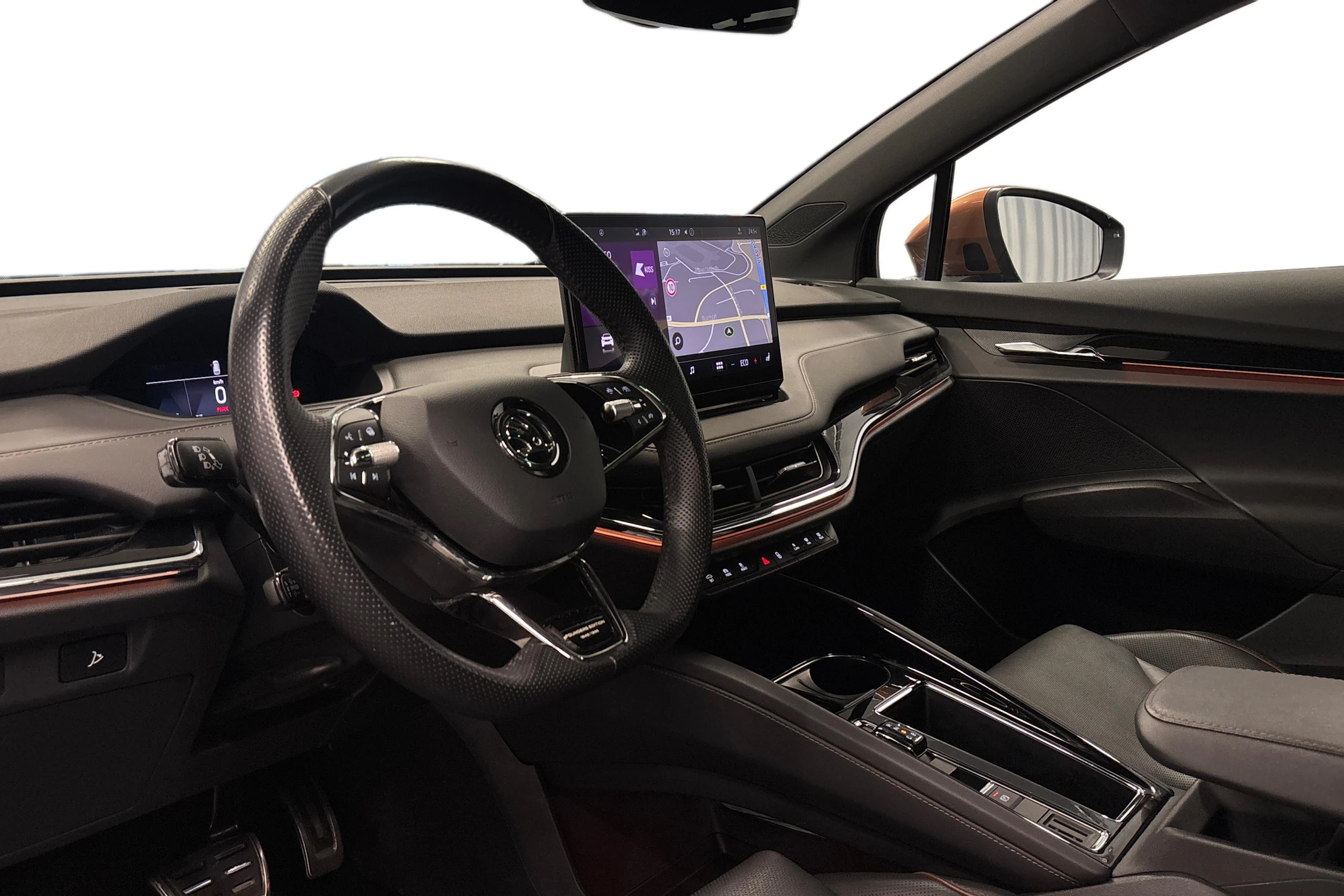 musta Skoda Enyaq 2022 kuva 6.