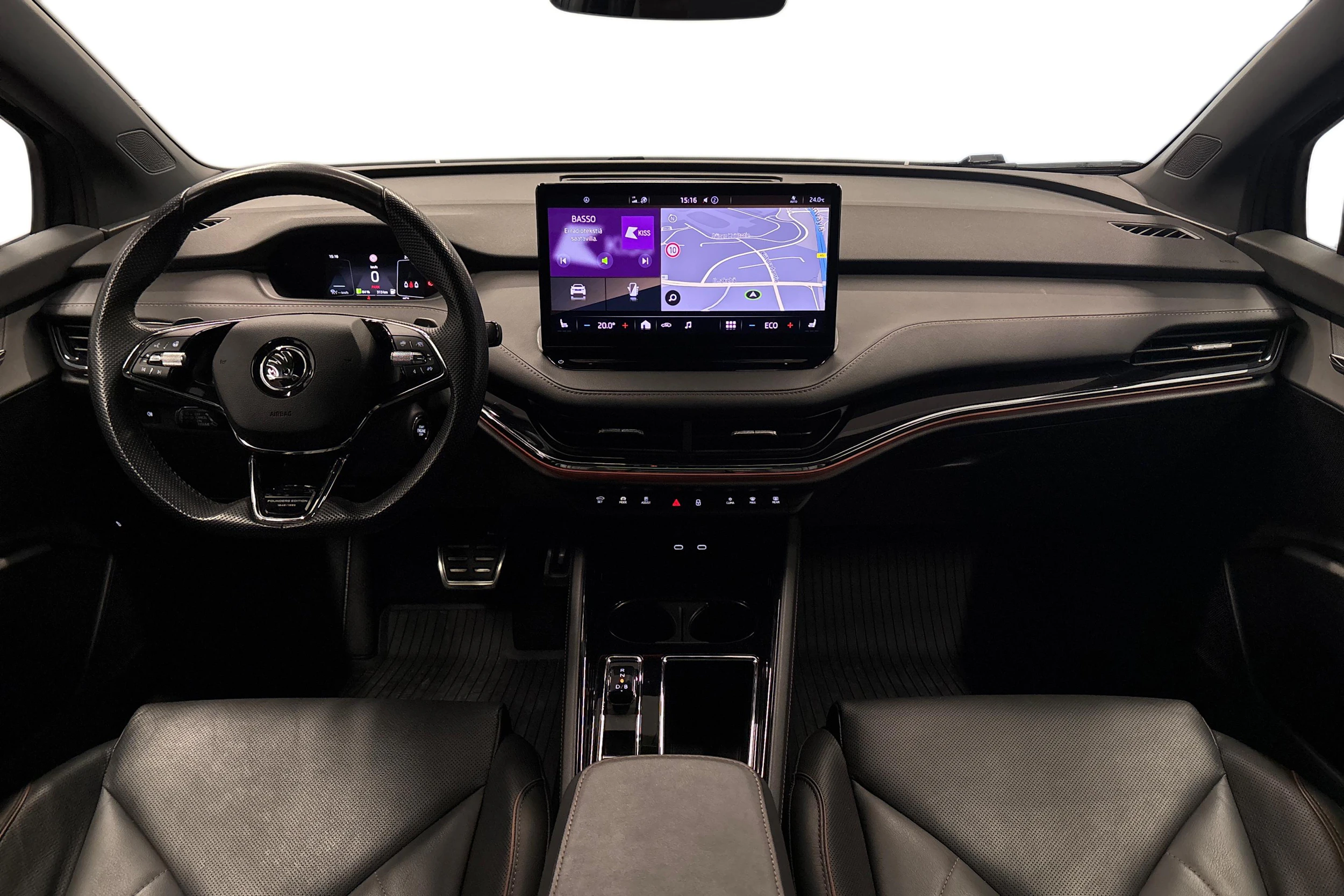 musta Skoda Enyaq 2022 kuva 7.