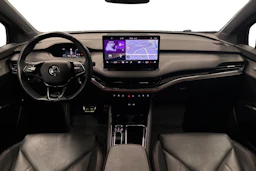 musta Skoda Enyaq 2022 kuva 7.