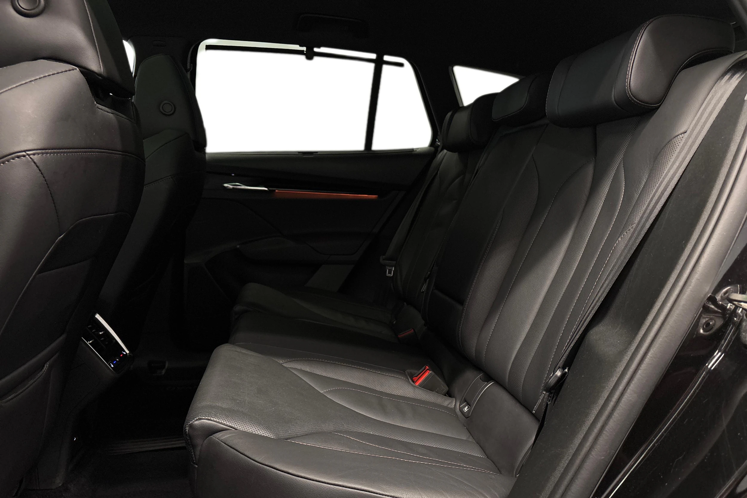 musta Skoda Enyaq 2022 kuva 8.