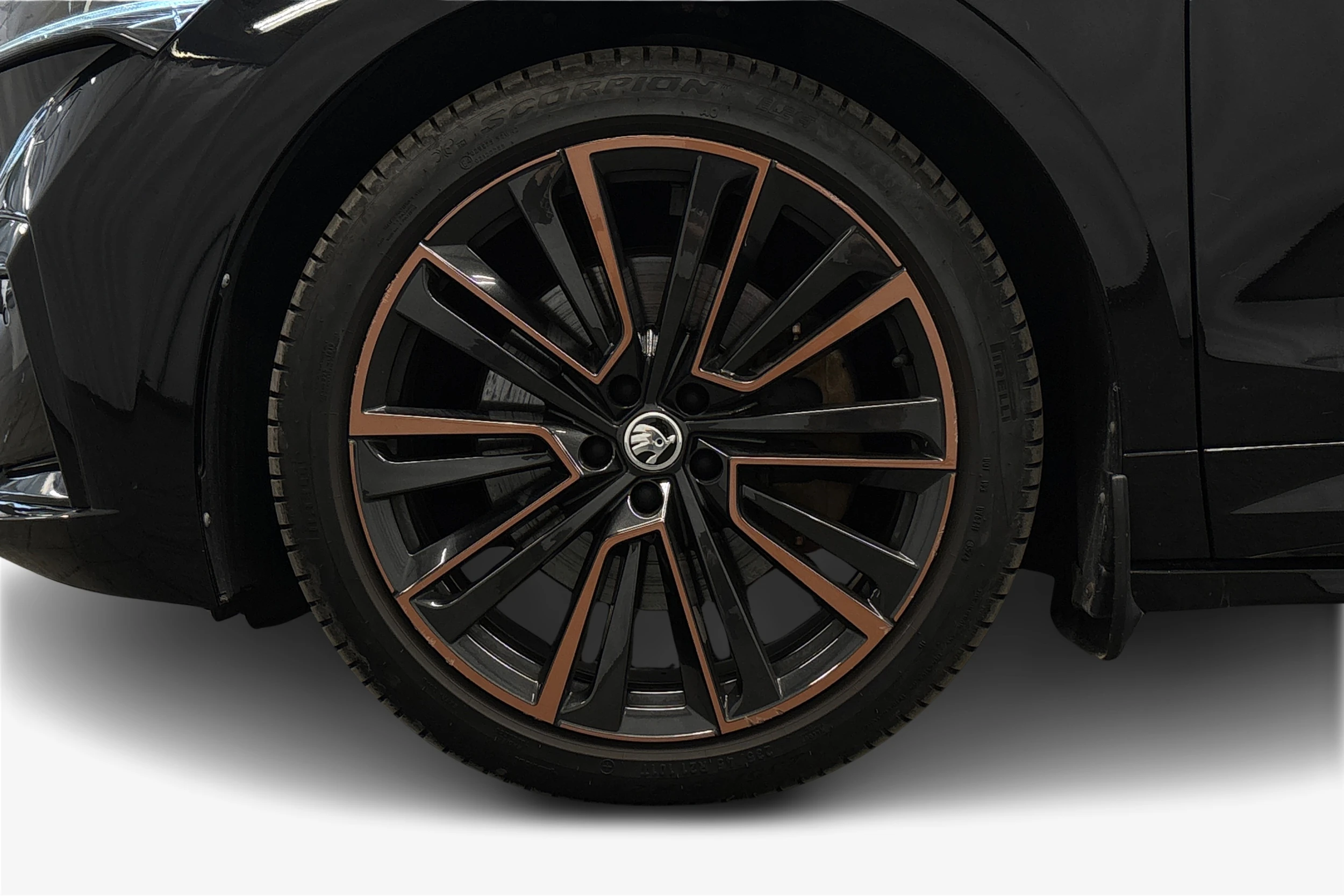 musta Skoda Enyaq 2022 kuva 9.