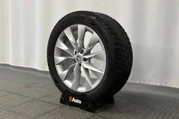 musta Skoda Enyaq 2022 kuva 10.