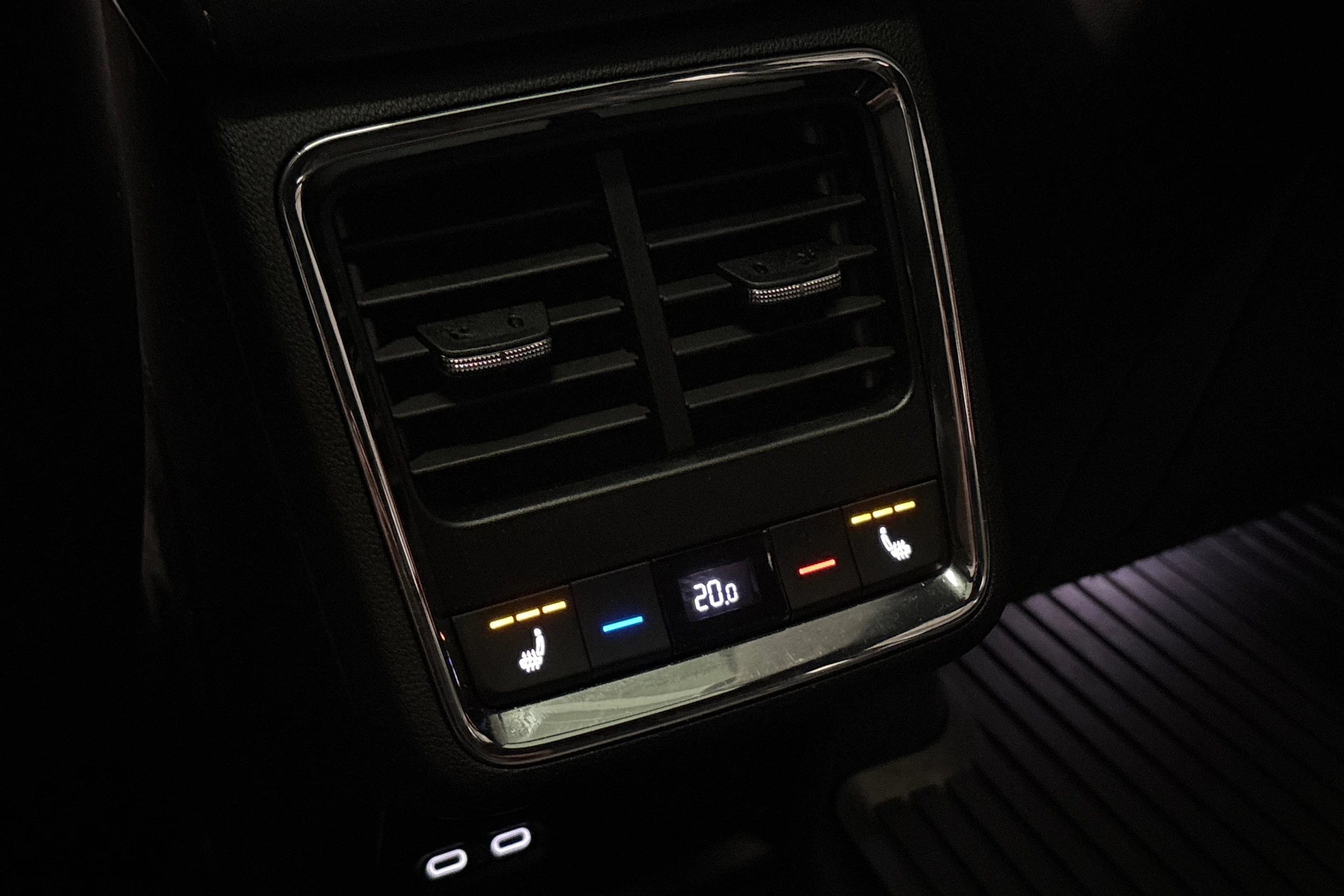 musta Skoda Enyaq 2022 kuva 15.