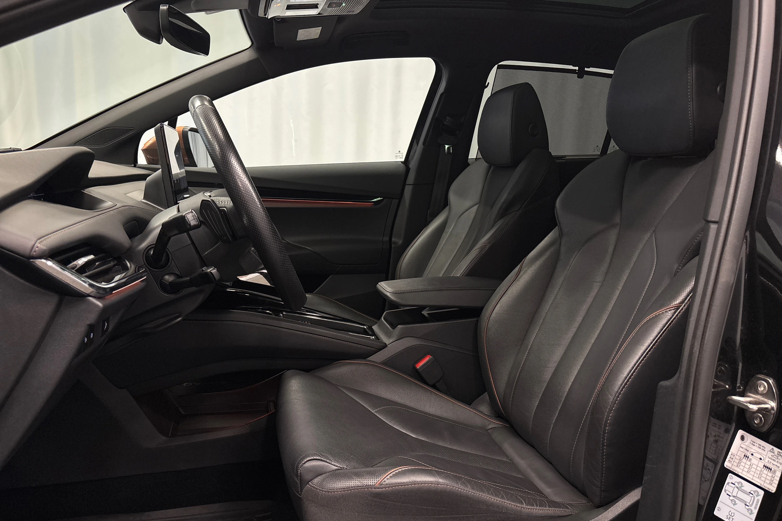 musta Skoda Enyaq 2022 kuva 16.