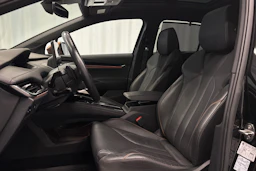 musta Skoda Enyaq 2022 kuva 16.