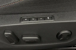 musta Skoda Enyaq 2022 kuva 18.