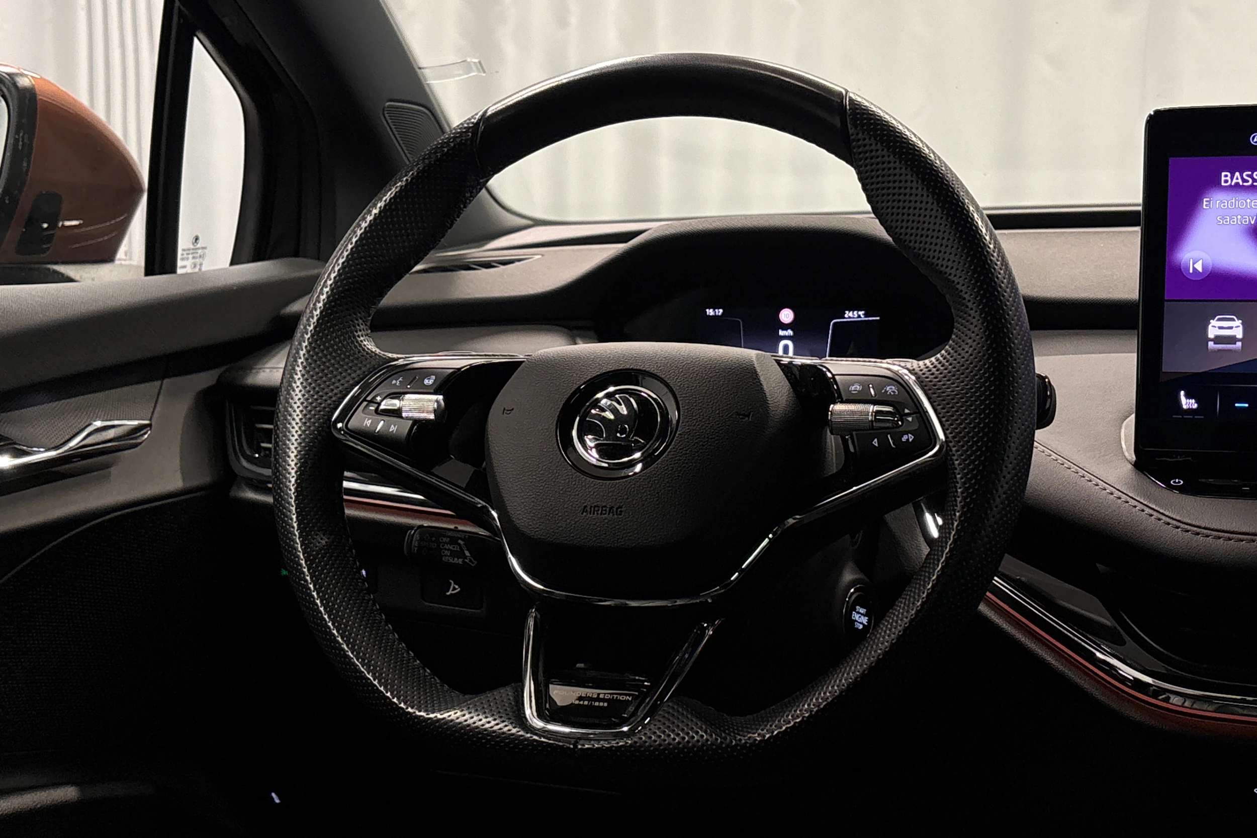 musta Skoda Enyaq 2022 kuva 19.