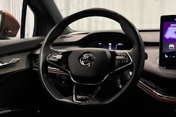 musta Skoda Enyaq 2022 kuva 19.