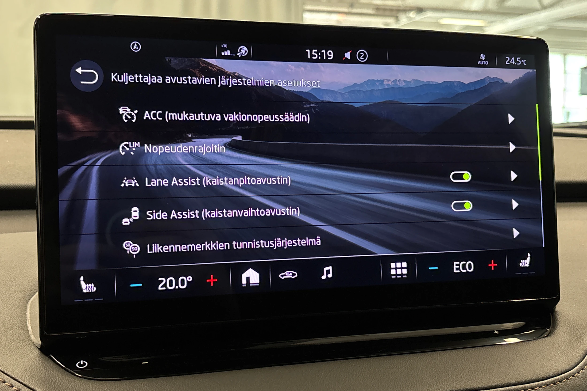 musta Skoda Enyaq 2022 kuva 25.