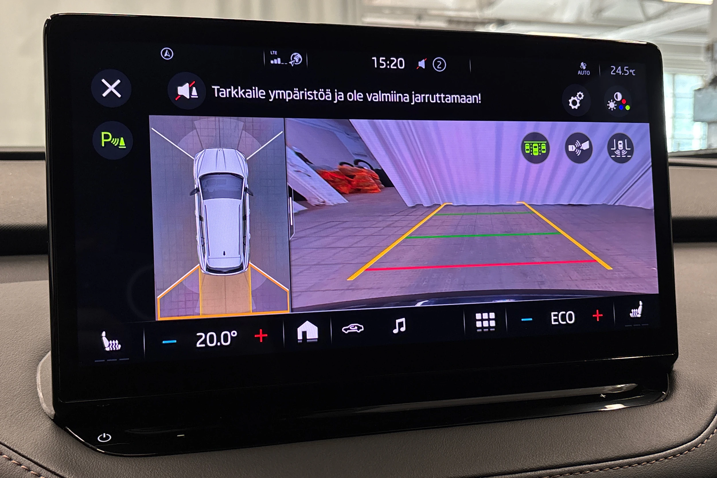 musta Skoda Enyaq 2022 kuva 30.