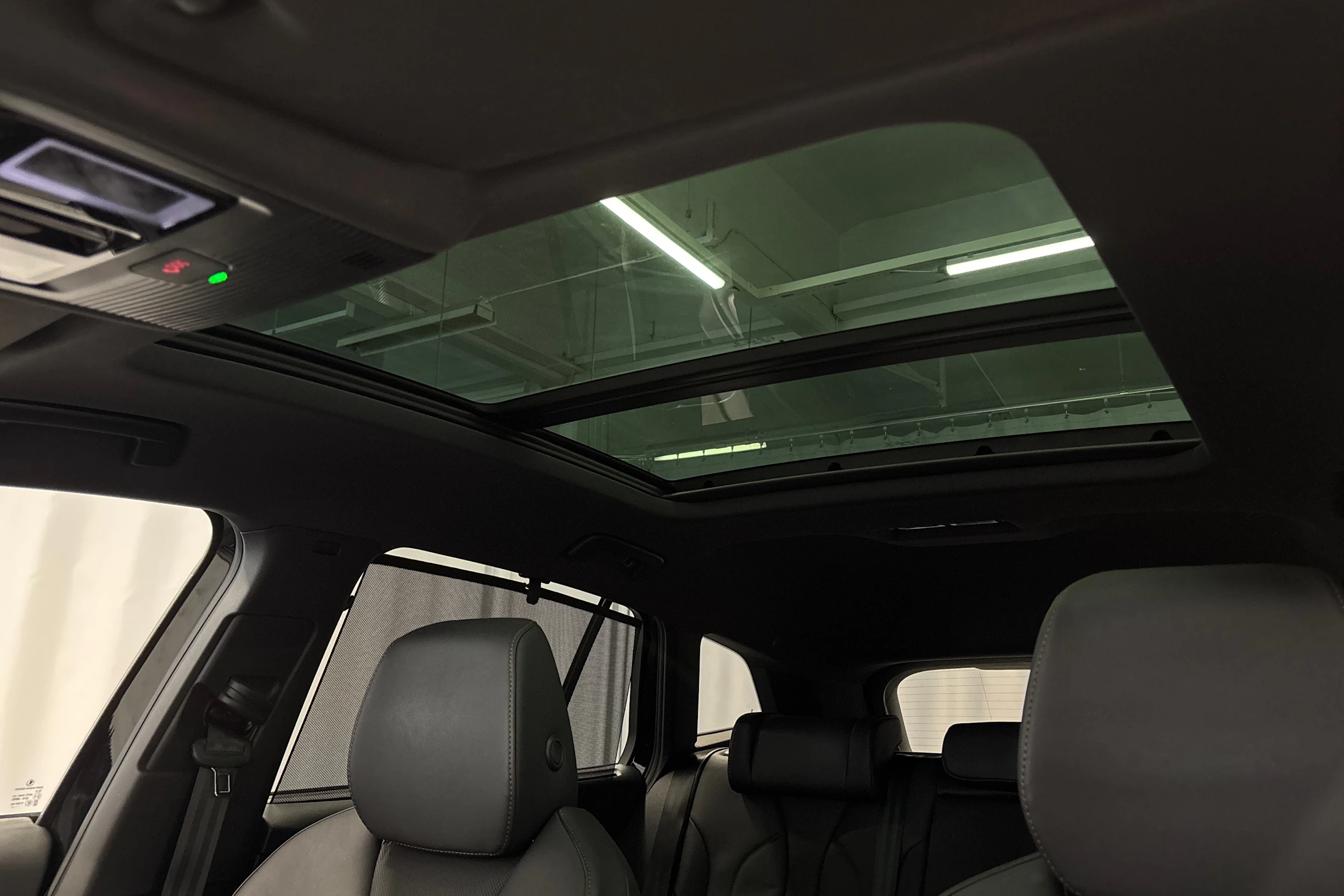 musta Skoda Enyaq 2022 kuva 35.