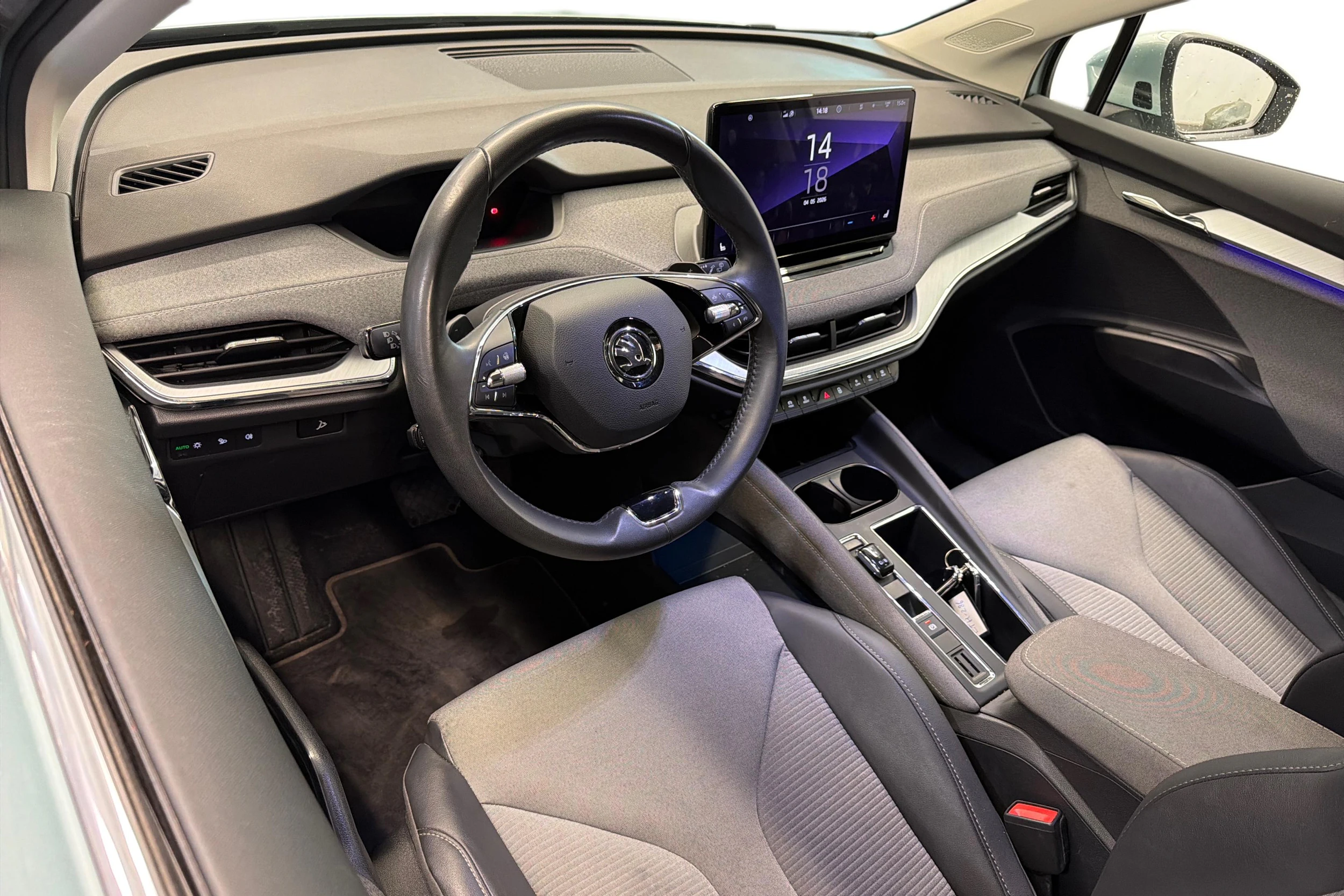 harmaa Skoda Enyaq 2022 kuva 8.