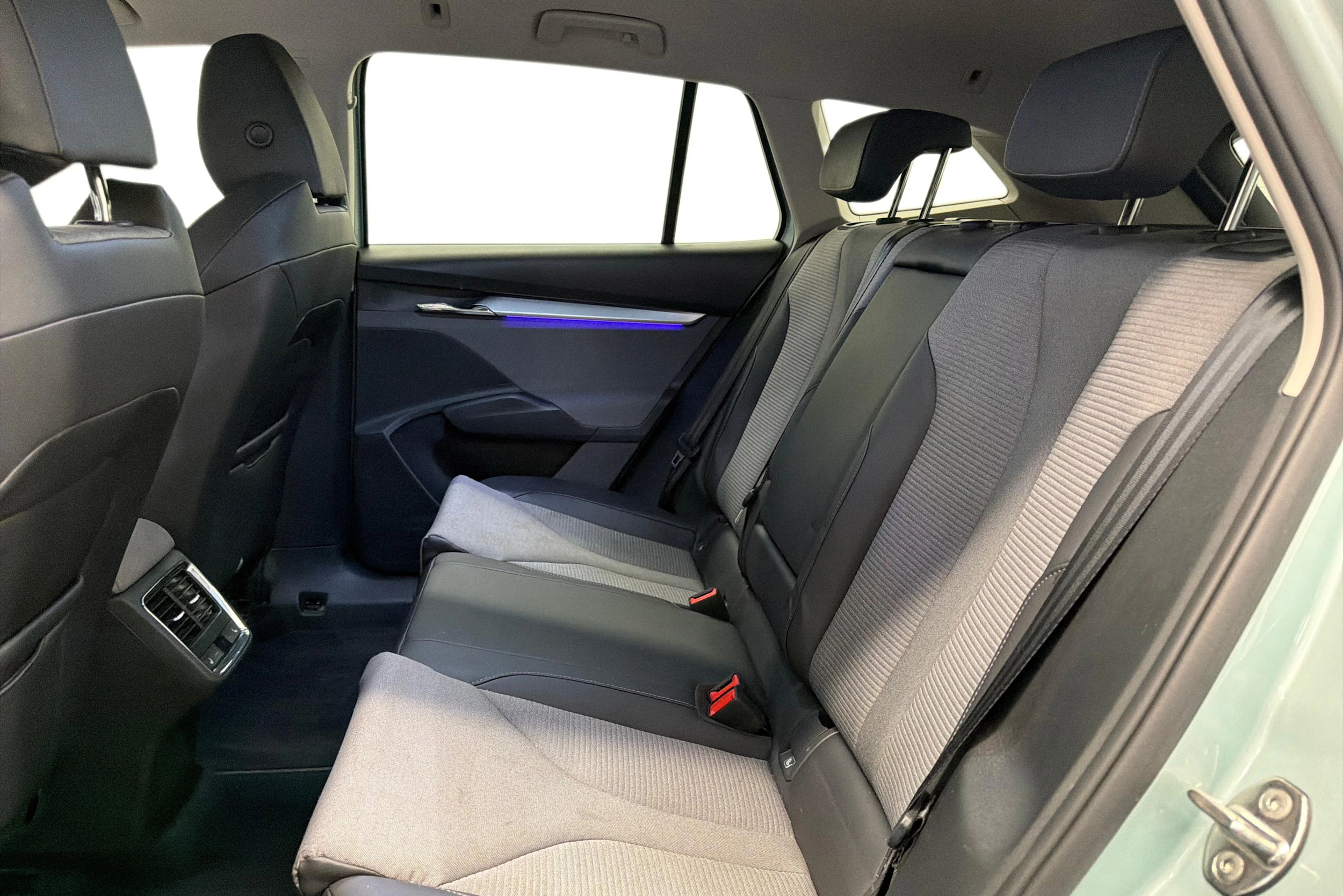 harmaa Skoda Enyaq 2022 kuva 11.