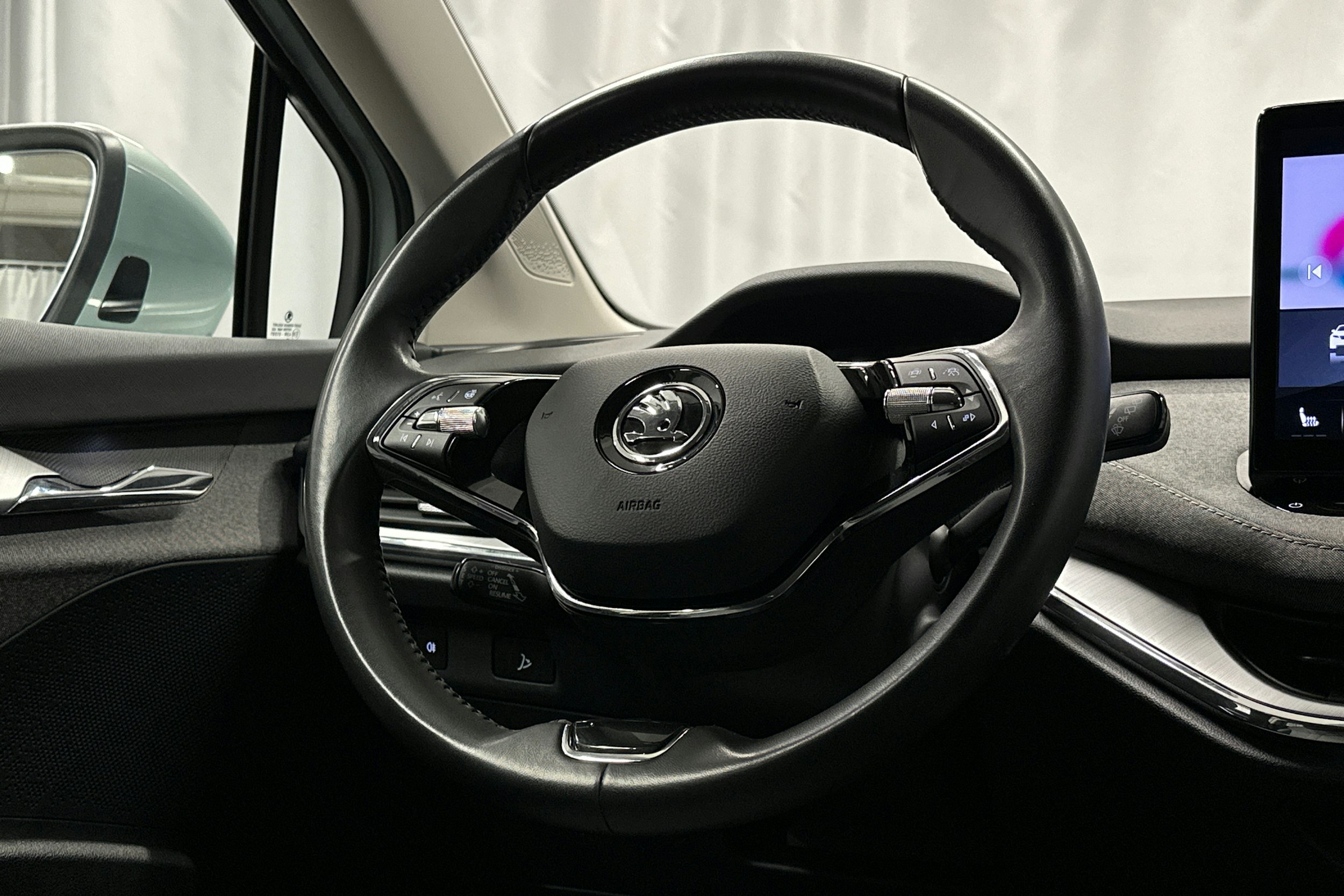 vihreä Skoda Enyaq 2022 kuva 18.