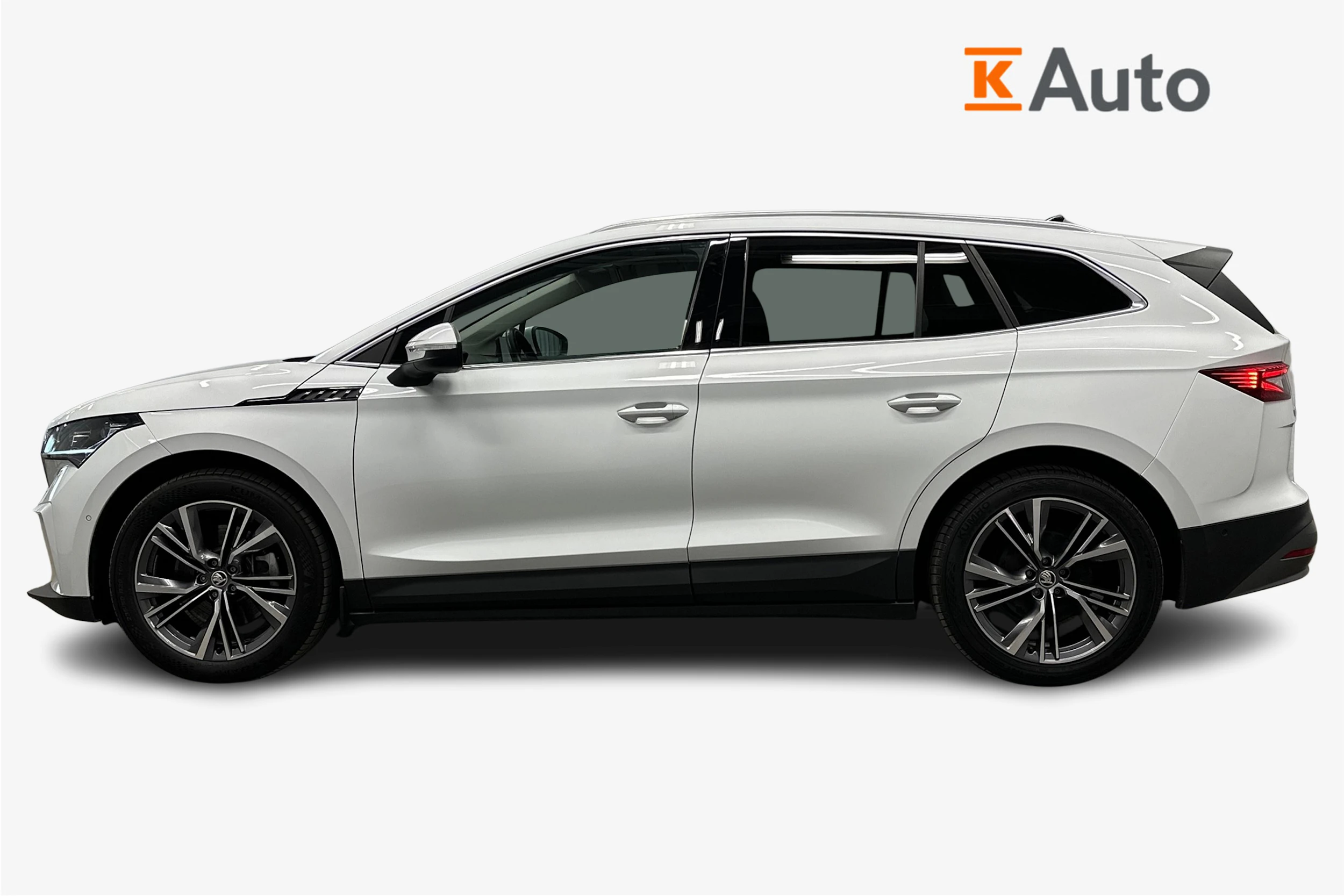 valkoinen Skoda Enyaq 2022 kuva 5.