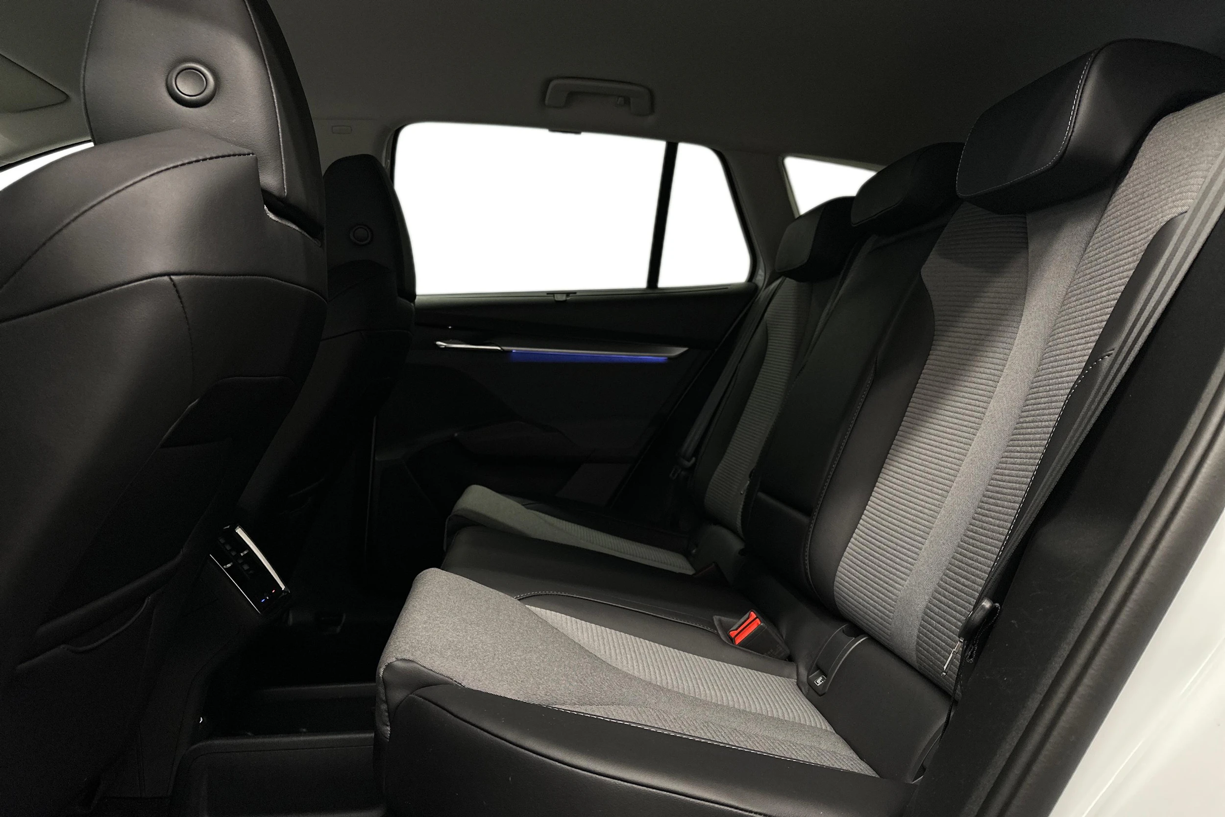 valkoinen Skoda Enyaq 2022 kuva 8.