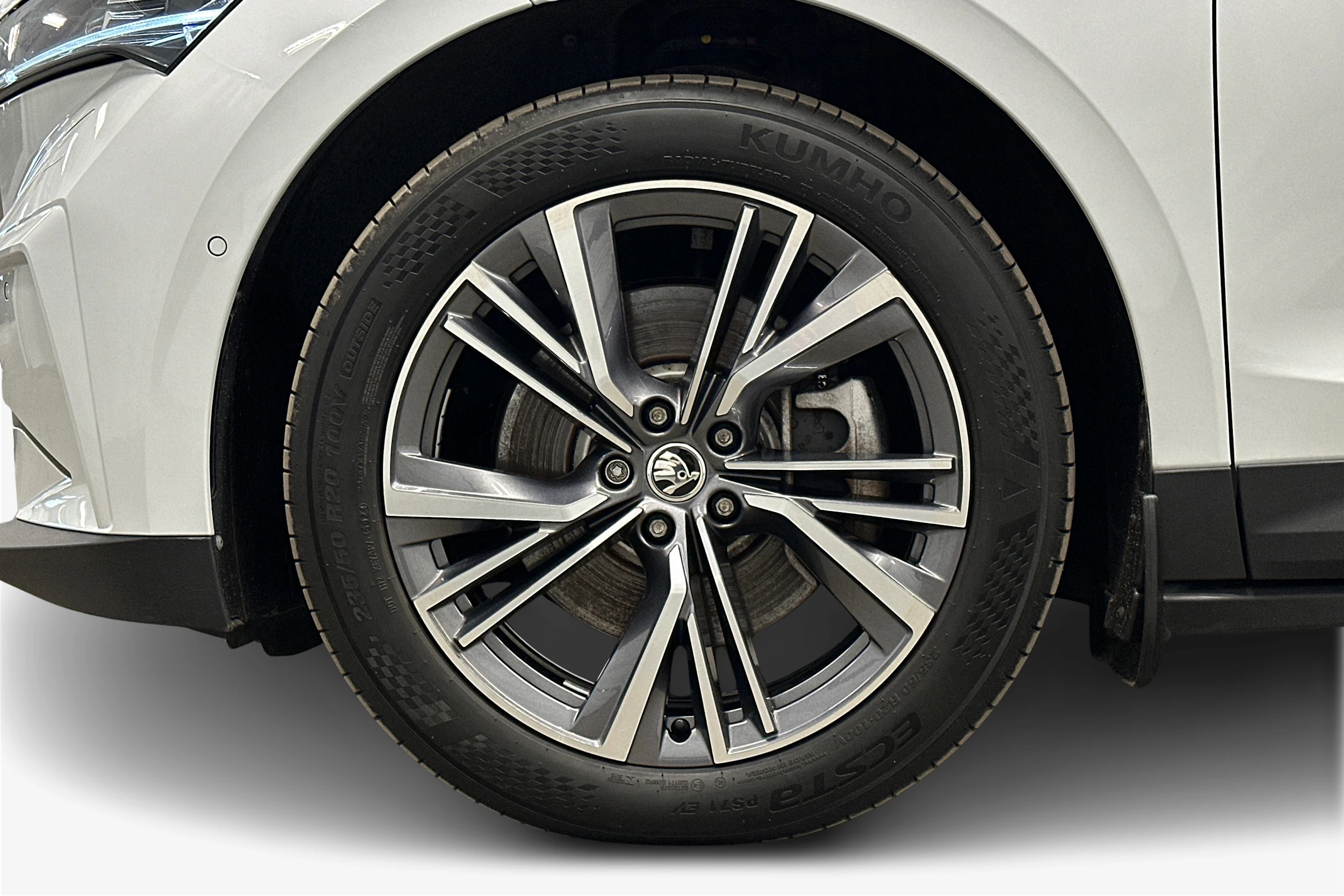 valkoinen Skoda Enyaq 2022 kuva 9.