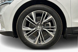 valkoinen Skoda Enyaq 2022 kuva 9.