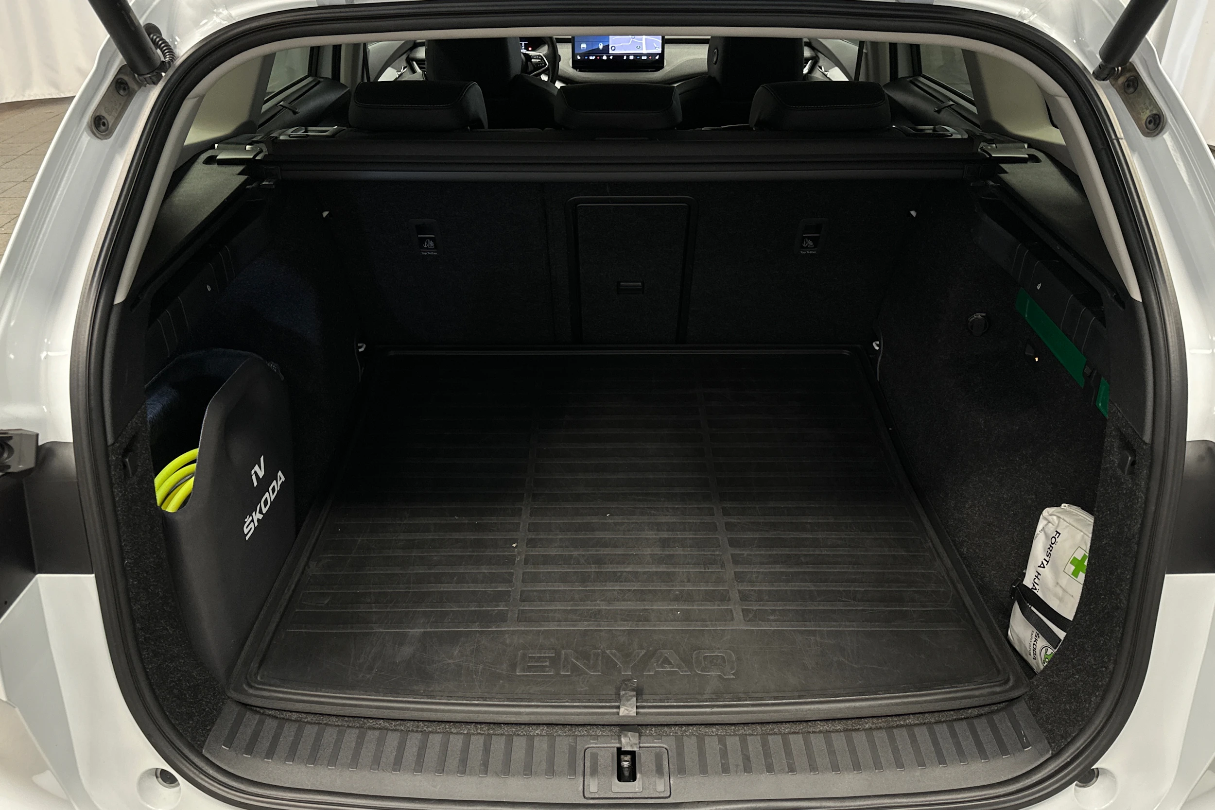 valkoinen Skoda Enyaq 2022 kuva 11.