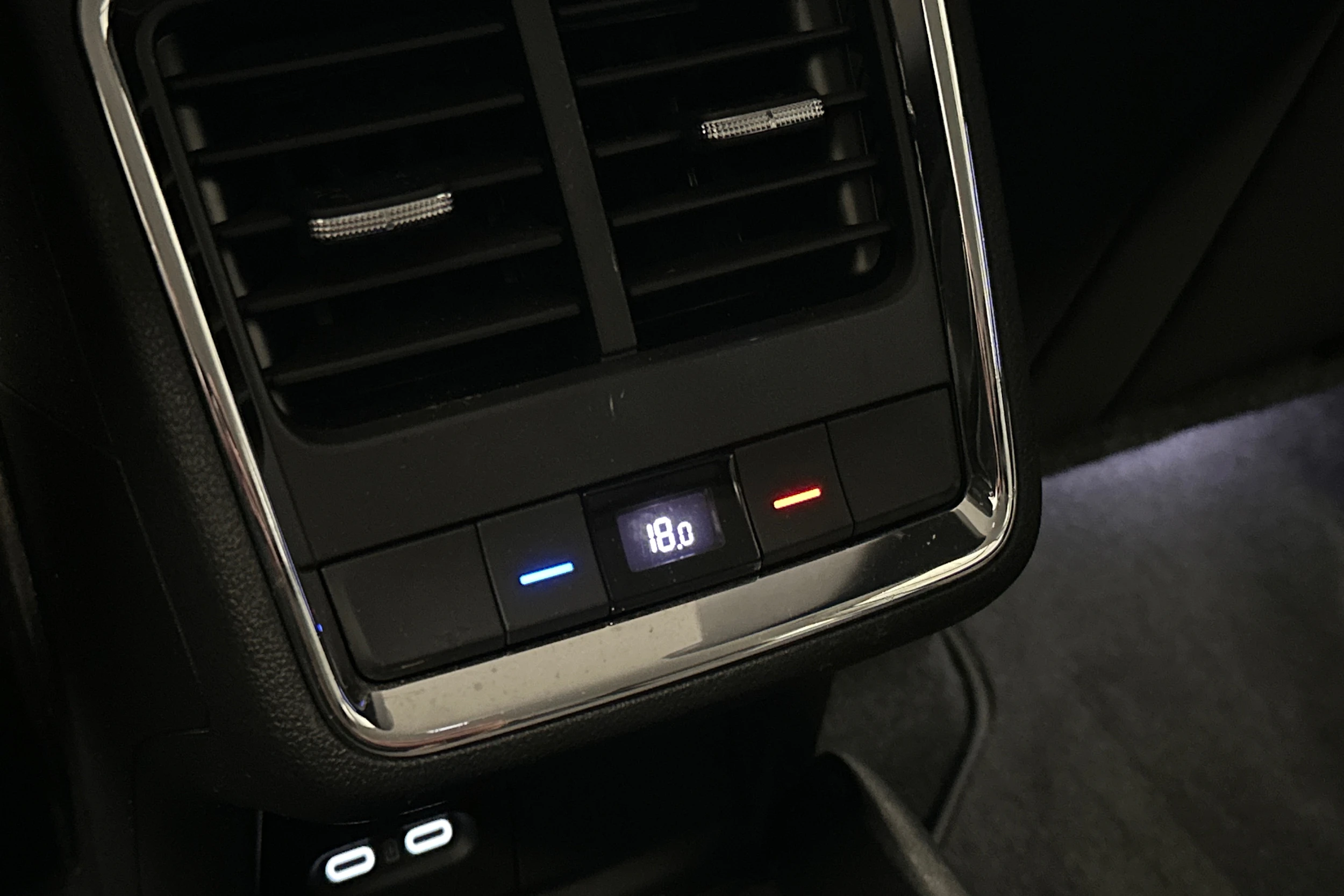 valkoinen Skoda Enyaq 2022 kuva 14.